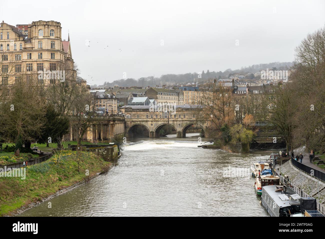 Overcast view of Pulteney Bridge spanning the river avon in the ...