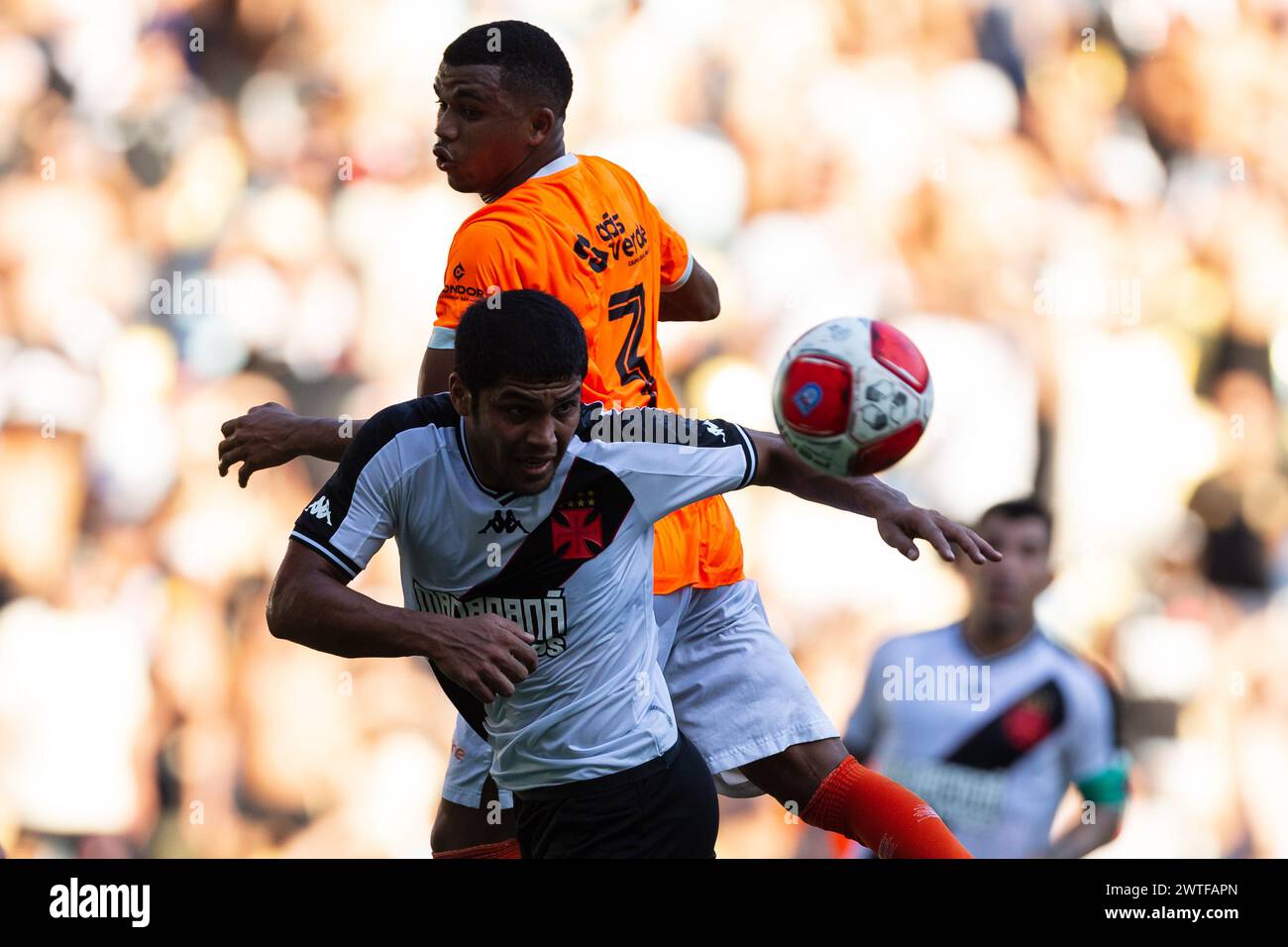 RIO DE JANEIRO, BRAZIL - MARCH 17: ROBERT ROJAS of Vasco heads the ball ...