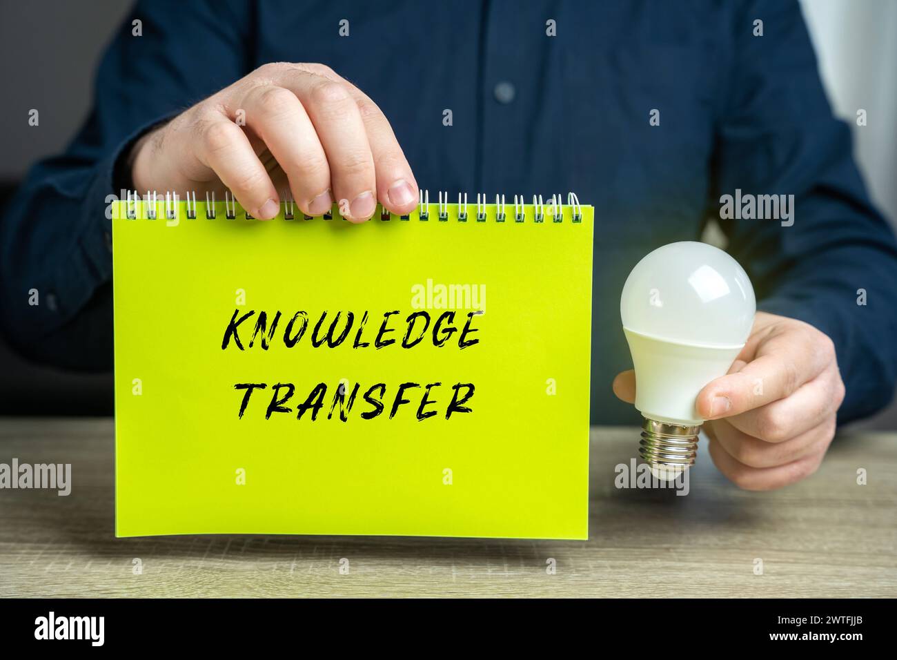 Knowledge transfer concept. Transferring knowledge from one part of the organization to another and the providing of inputs to problem solving. Busine Stock Photo