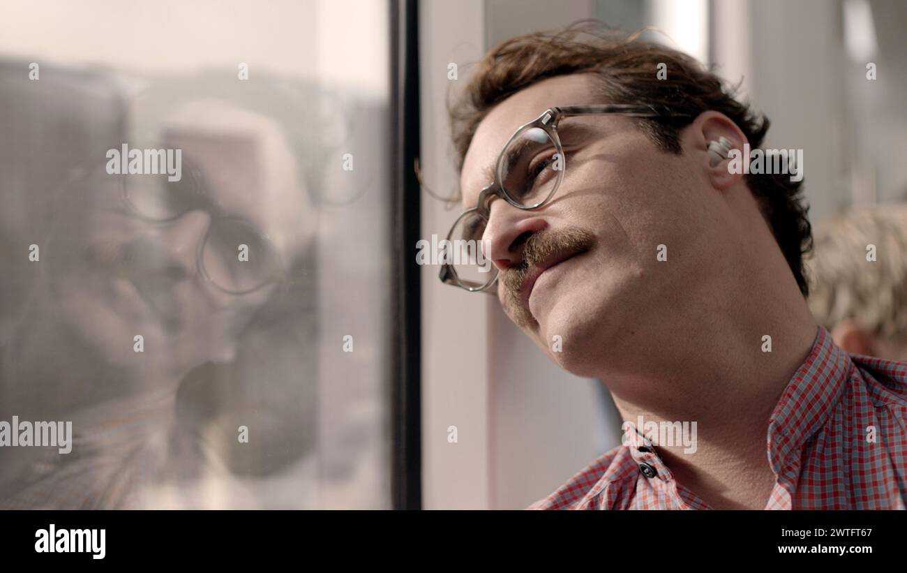 Her (2013) directed by Spike Jonze and starring Joaquin Phoenix, Amy Adams, Scarlett Johansson and Chris Pratt. A lonely writer falls in love with Samantha, a computer operating system. Publicity still ***EDITORIAL USE ONLY***. Credit: BFA / WB Stock Photo