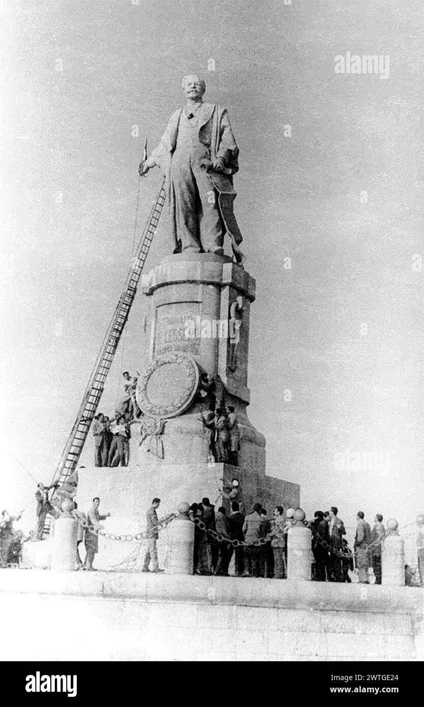 Removal of Lesseps' statue during the Suez Crisis in 1956 - Group of Egyptians are Removing statue of de Lesseps because of the Suez crisis Stock Photo