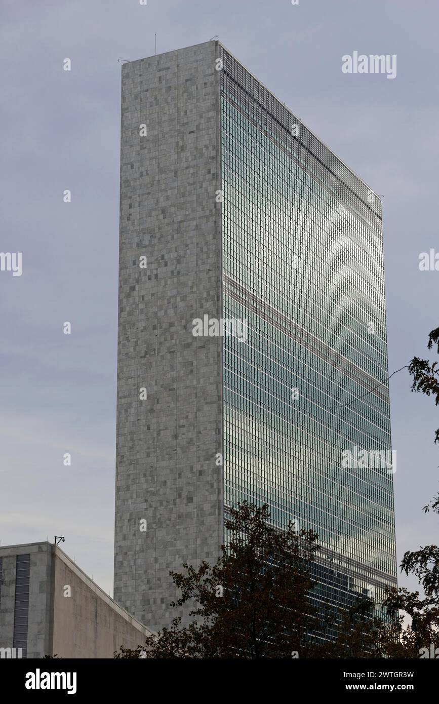 UN Headquarters, East River, Manhattan, A towering modern building with a gleaming glass facade, New York City, New York, USA, North America Stock Photo
