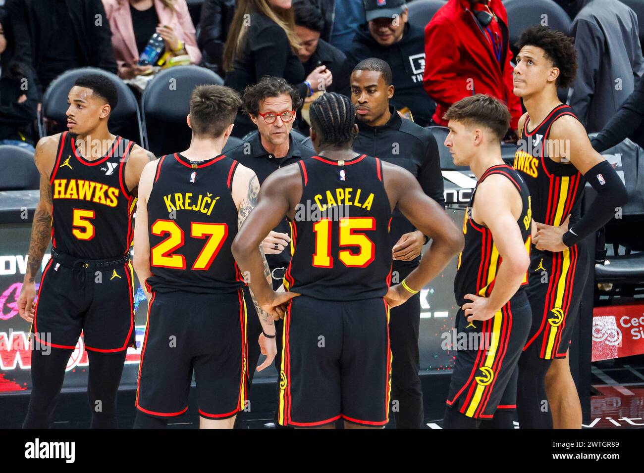 Atlanta Hawks head coach Quin Snyder (3rd L) talks with his team in a ...