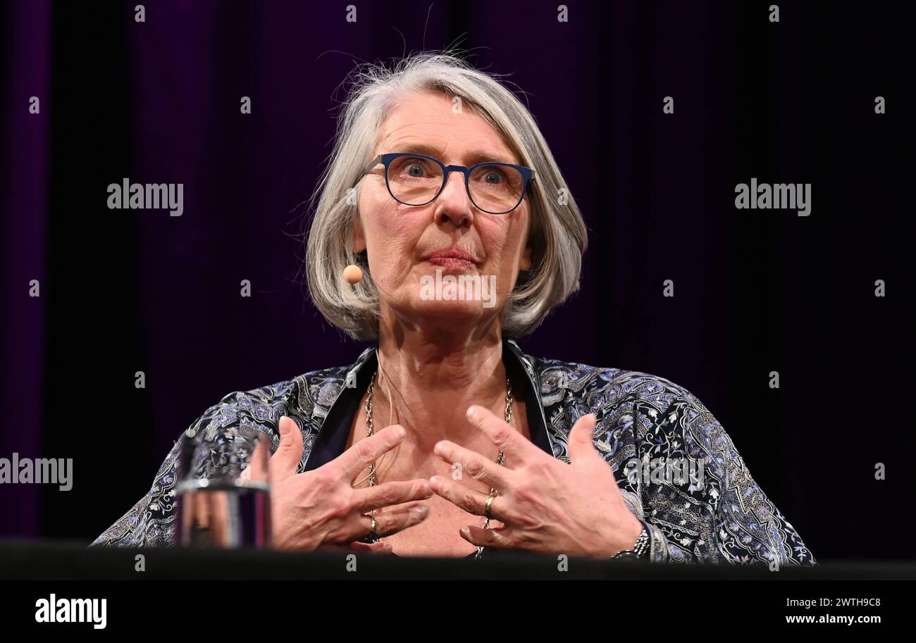 die kanadische Schriftsellerin Louise Penny liest und spricht auf der ...
