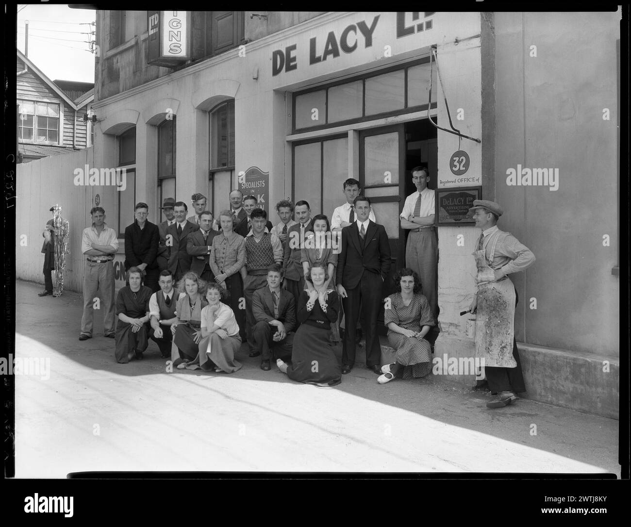 De Lacy Limited - Sign and Showcard Writers Nitrate negatives, black-and-white negatives, group portraits Stock Photo
