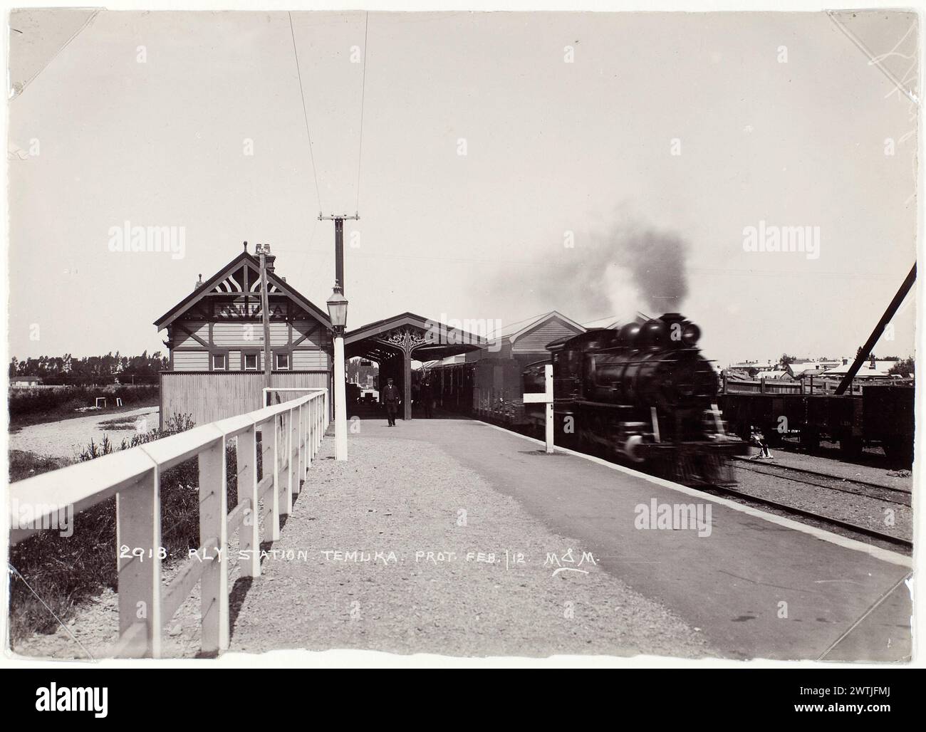 Black white railway platform hi-res stock photography and images - Alamy