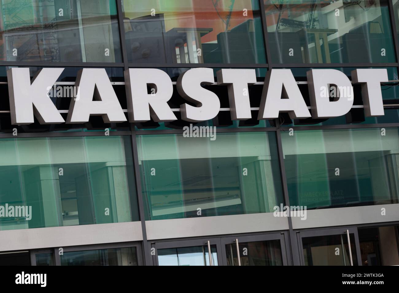 Schriftzug KARSTADT am Einkaufszentrum Limbecker Platz in Essen, 17.03.2024, *** KARSTADT lettering on the Limbecker Platz shopping center in Essen, 17 03 2024, Stock Photo