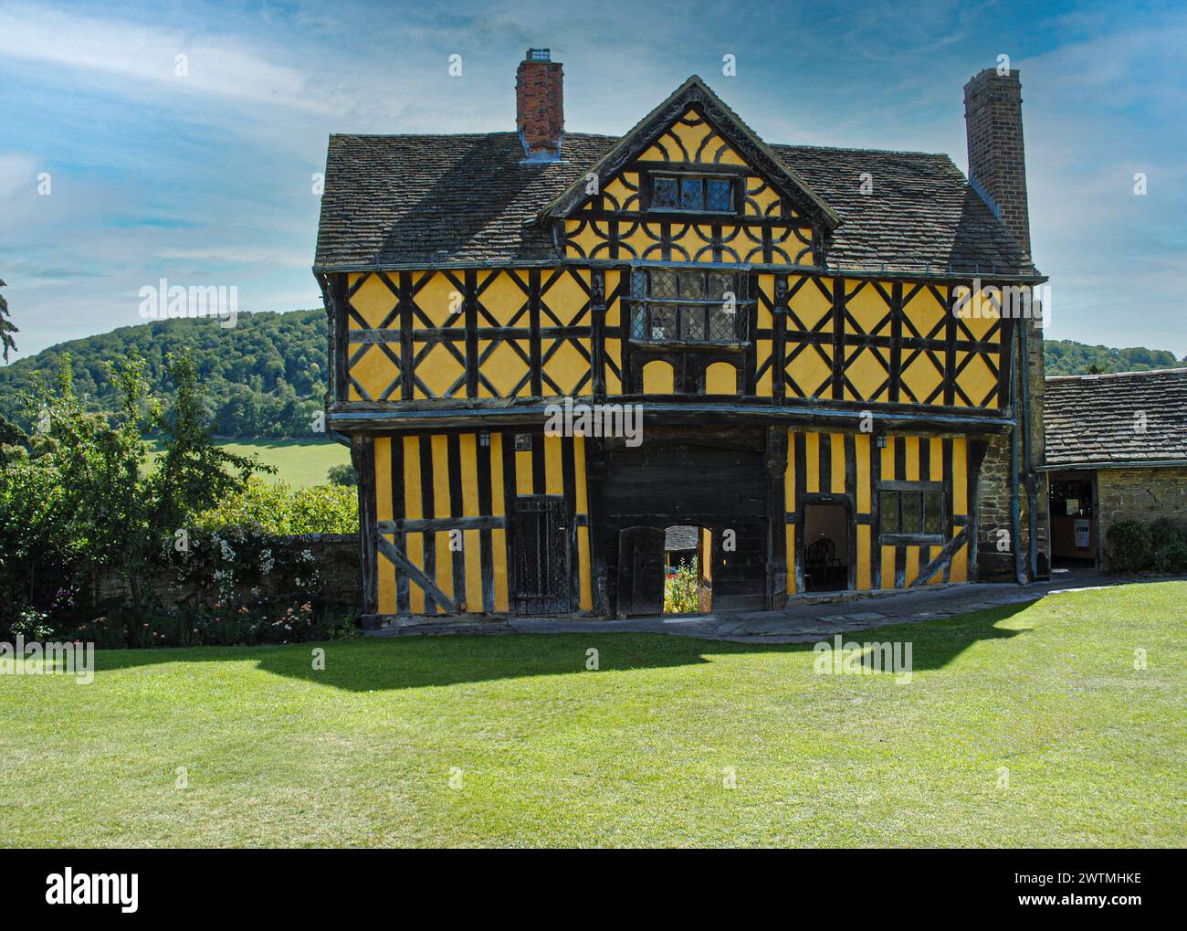 Stokesay castle gate house hi-res stock photography and images - Alamy