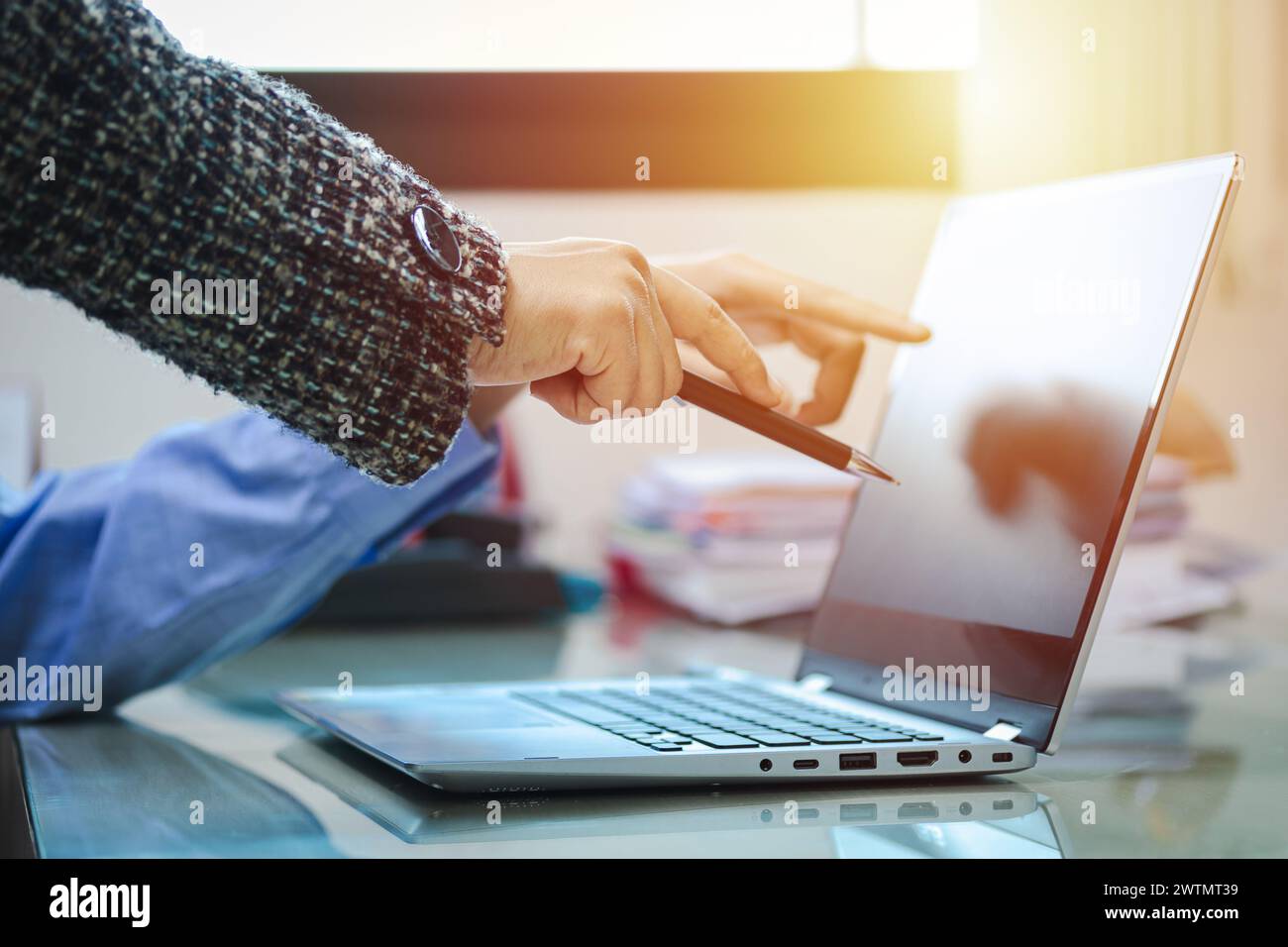 Pointing Computer Hand pointing laptop chart support hi-res stock photography and images ...