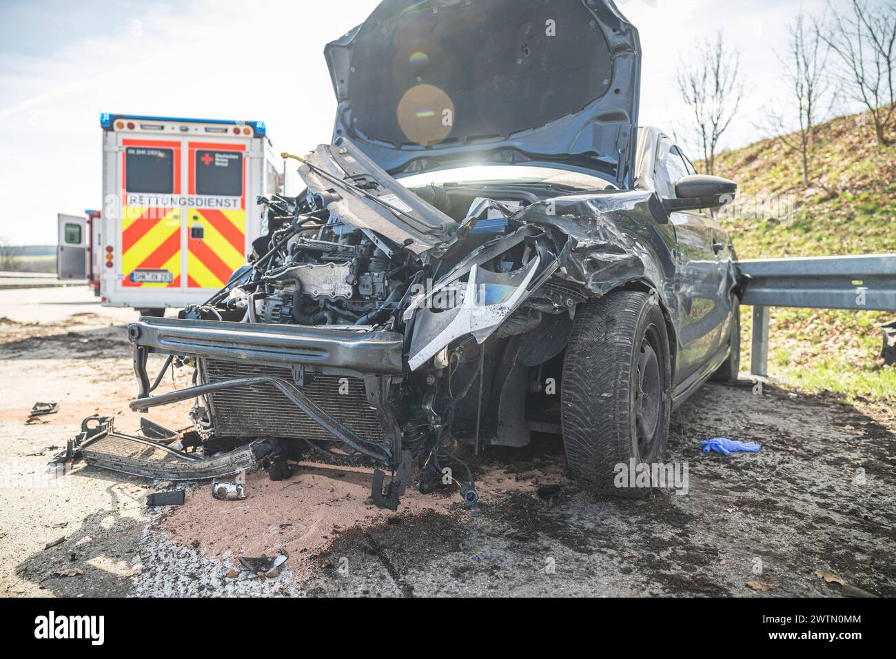 Verkehrsunfalll Ein völlig zerstörtes Auto nach einem Verkehrsunfall mit Rettungswagen im Hintergrund Tautendorf Deutschland *** Traffic accident A completely destroyed car after a traffic accident with an ambulance in the background Tautendorf Germany Stock Photo