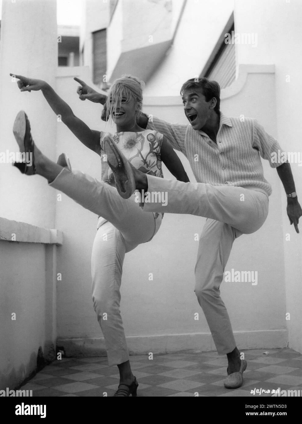 A candid photo of British Actress JULIE CHRISTIE and ROLAND CURRAM during the making of DARLING 1965  Director JOHN SCHLESINGER  Screenplay FREDERIC RAPHAEL Costume Design JULIE HARRIS Music JOHN DANKWORTH Vic-Appia Films / Anglo Amalgamated Stock Photo