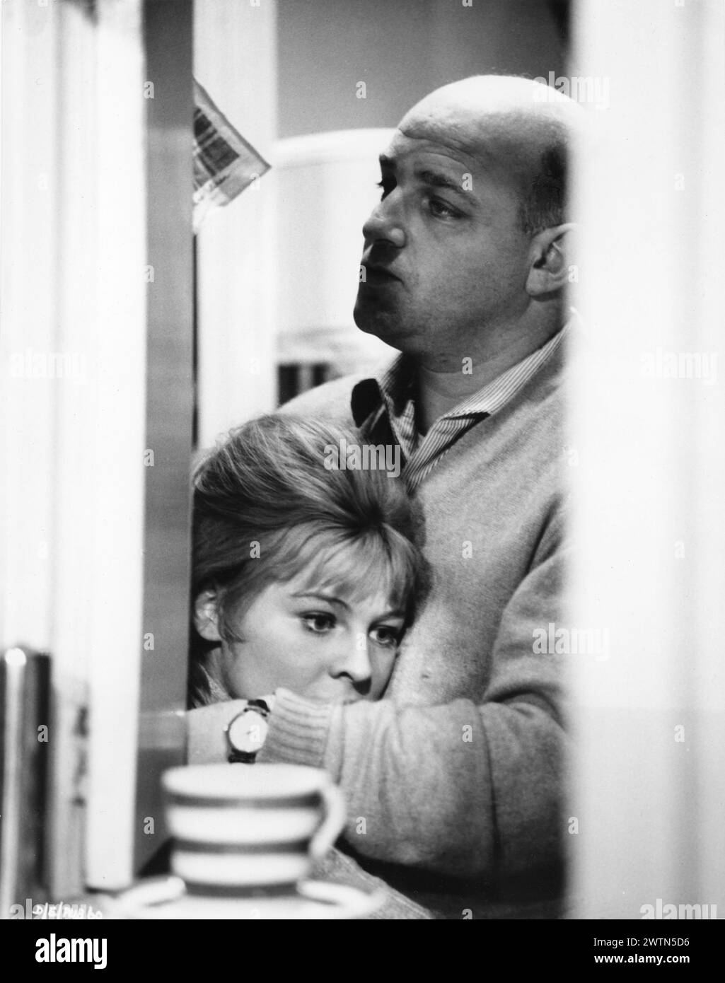 A candid photo of British Actress JULIE CHRISTIE and JOHN SCHLESINGER during the making of DARLING 1965  Director JOHN SCHLESINGER  Screenplay FREDERIC RAPHAEL Costume Design JULIE HARRIS Music JOHN DANKWORTH Vic-Appia Films / Anglo Amalgamated Stock Photo