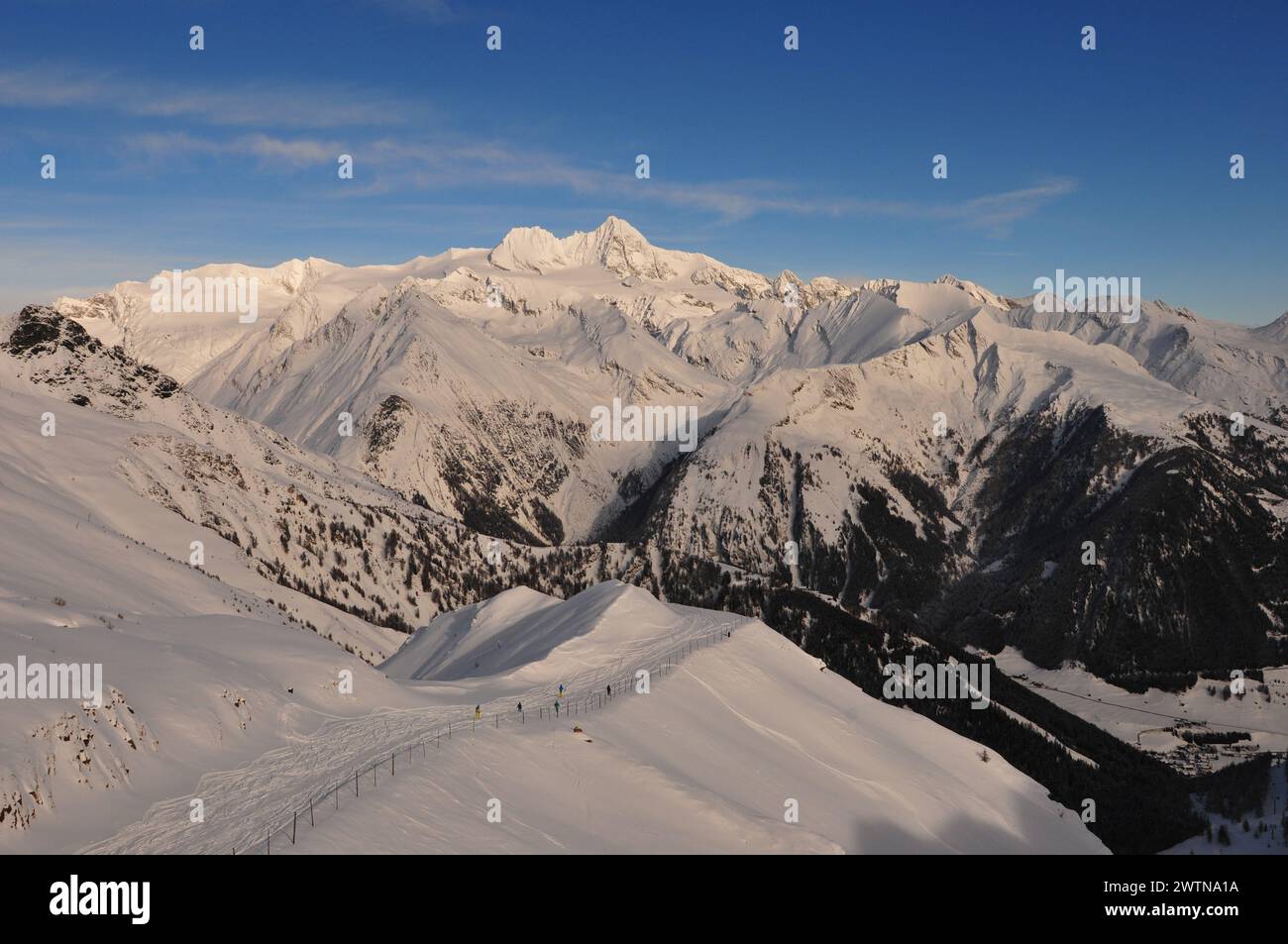 Die Aussicht von der Adler Lounge in Matrei (Osttirol) auf den Grossglockner | Panoramic mountain view of the Grossglockner Snow mountain range in Eas Stock Photo