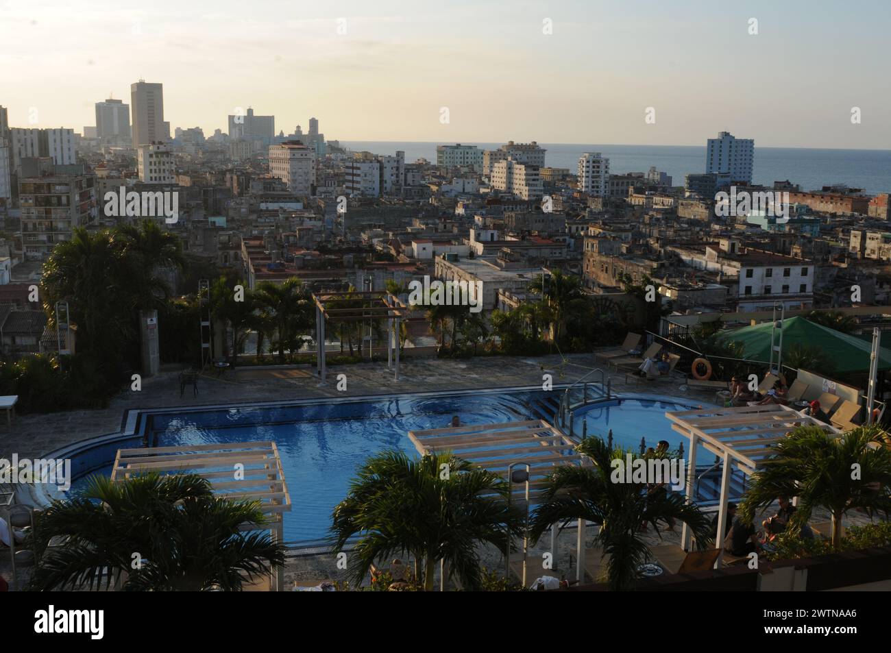 Aussicht auf Havanna und den Pool eines Luxushotels im Zentrum. View over Havanna and a the pool of a luxury hotel in the center of Havanna-City Stock Photo