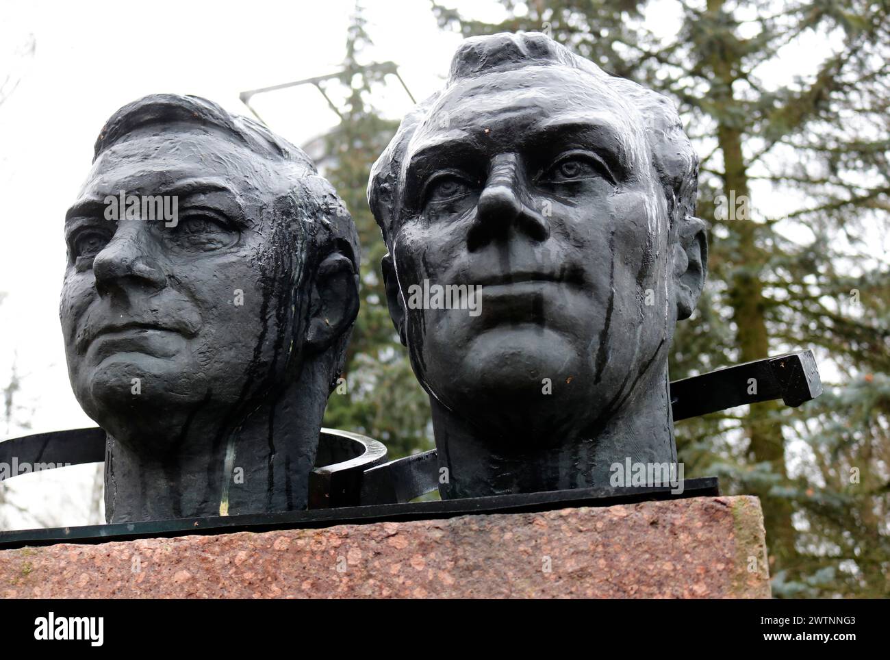 Denkmal der Kosmonauten Sigmund Jaehn und Valery Fedorovich Bykowski, Potsdam  (nur fuer redaktionelle Verwendung. Keine Werbung. Referenzdatenbank: h Stock Photo