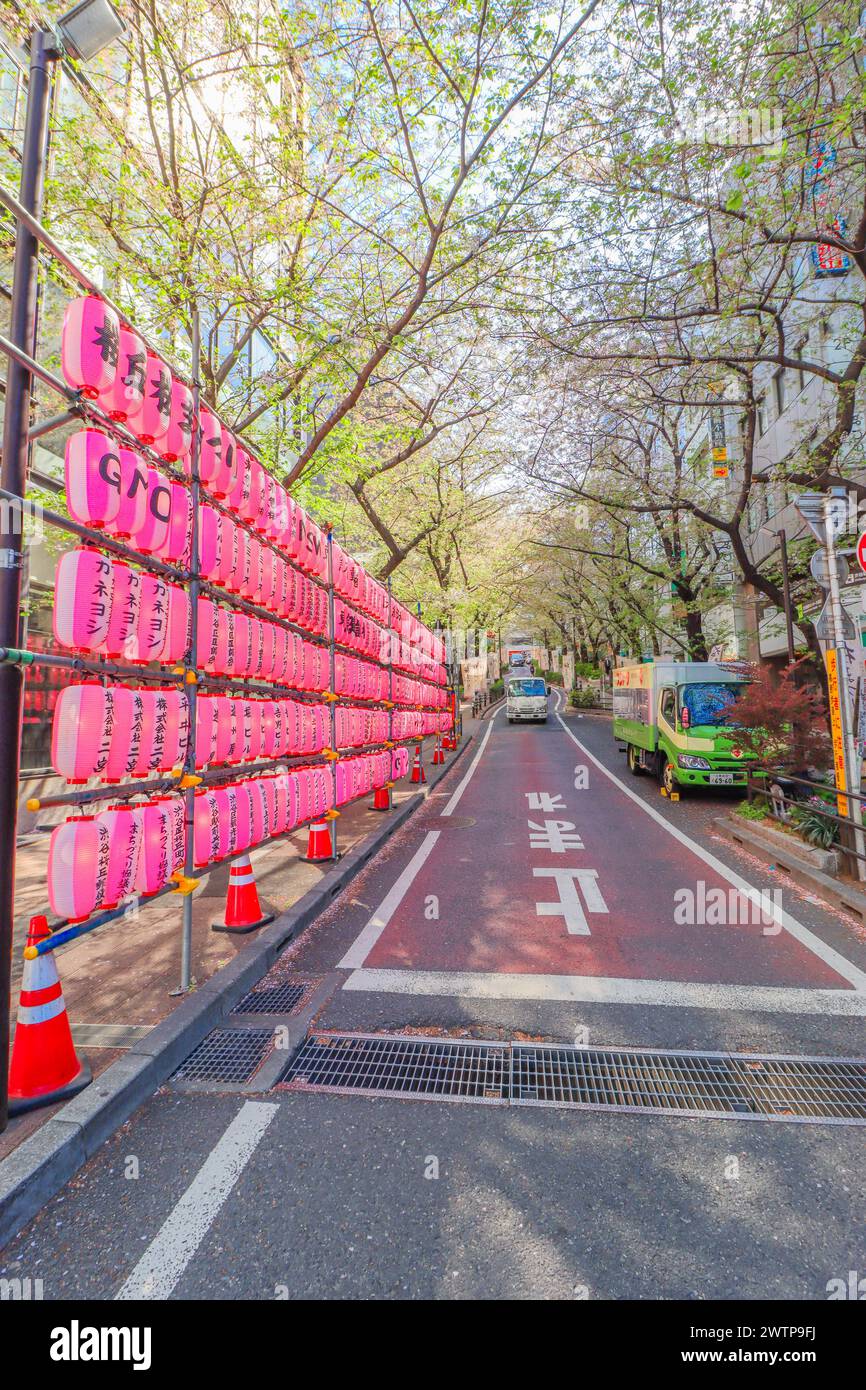 Tokyo sidewalk hi-res stock photography and images - Alamy