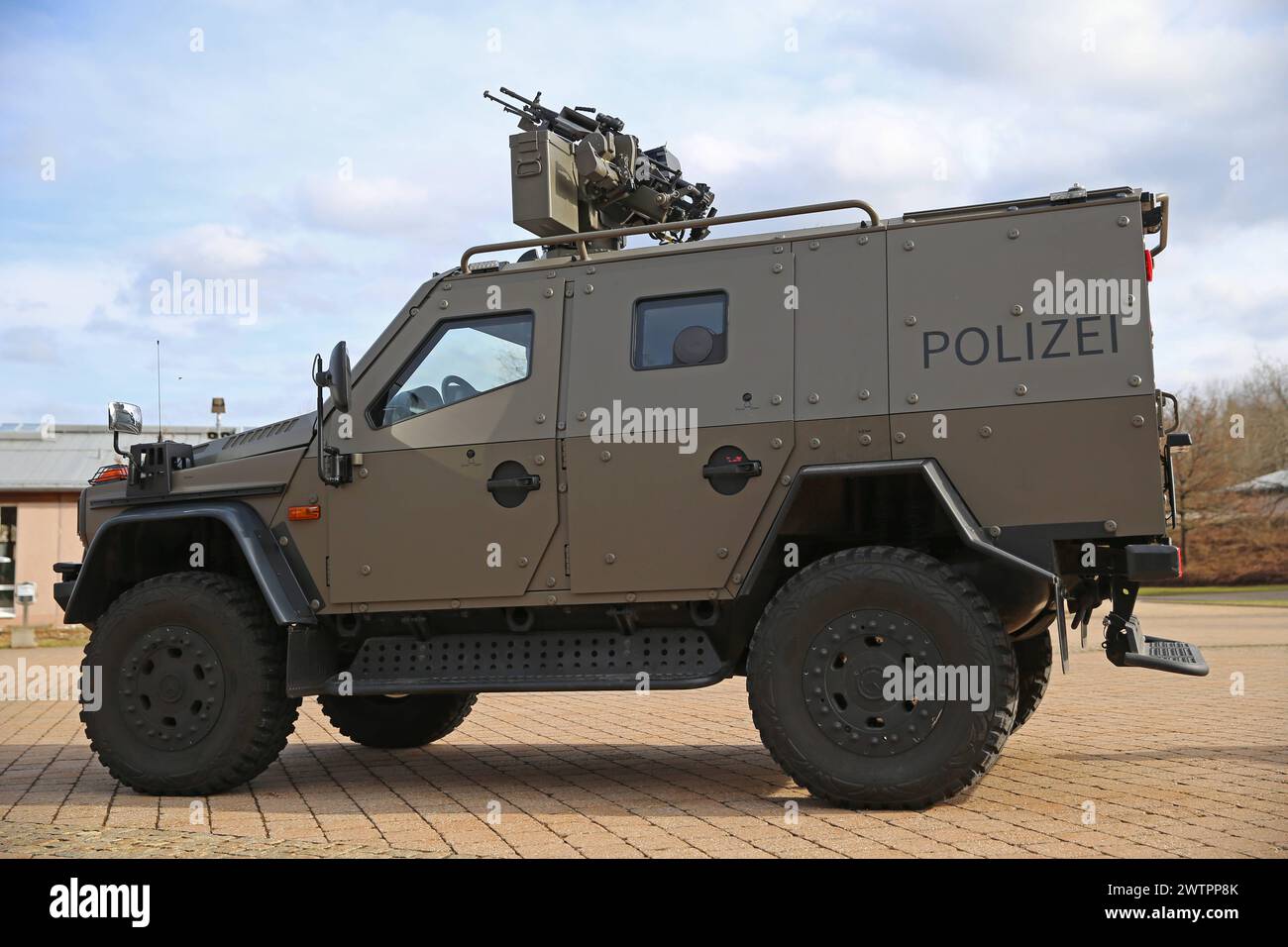 Ein Light Armoured Patrol Vehicle LAPV 6.2 Enok der Polizei Bayern. Das sondergeschützte Offensivfahrzeug wird insbesondere von den Spezialeinheiten wie dem Spezialeinsatzkommando SEK bei gefährlichen Einsatzlagen genutzt. Länderübergreifende Großübung der Spezialeinheiten Counter Terrorism Exercise CTE 2024. Sulzbach-Rosenberg Bayern Deutschland *** A Light Armored Patrol Vehicle LAPV 6 2 Enok of the Bavarian Police The specially protected offensive vehicle is used in particular by special units such as the Special Operations Command SEK in dangerous operational situations Cross-national larg Stock Photo