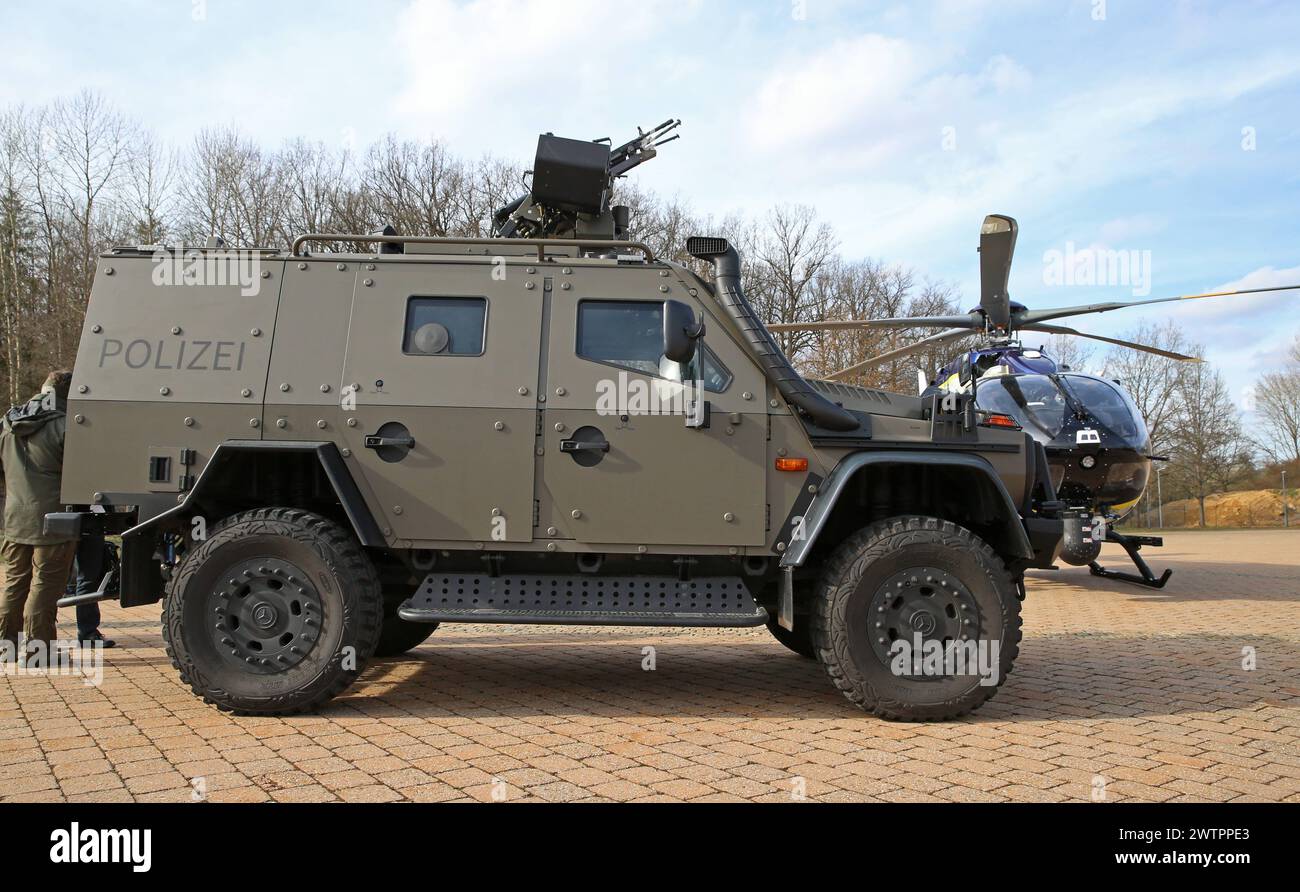 Ein Light Armoured Patrol Vehicle LAPV 6.2 Enok der Polizei Bayern. Das sondergeschützte Offensivfahrzeug wird insbesondere von den Spezialeinheiten wie dem Spezialeinsatzkommando SEK bei gefährlichen Einsatzlagen genutzt. Rechts im Bild ein Polizeihubschrauber vom Typ Airbus H145 D3. Länderübergreifende Großübung der Spezialeinheiten Counter Terrorism Exercise CTE 2024. Sulzbach-Rosenberg Bayern Deutschland *** A Light Armored Patrol Vehicle LAPV 6 2 Enok of the Bavarian Police The specially protected offensive vehicle is used in particular by special units such as the Special Operations Comm Stock Photo