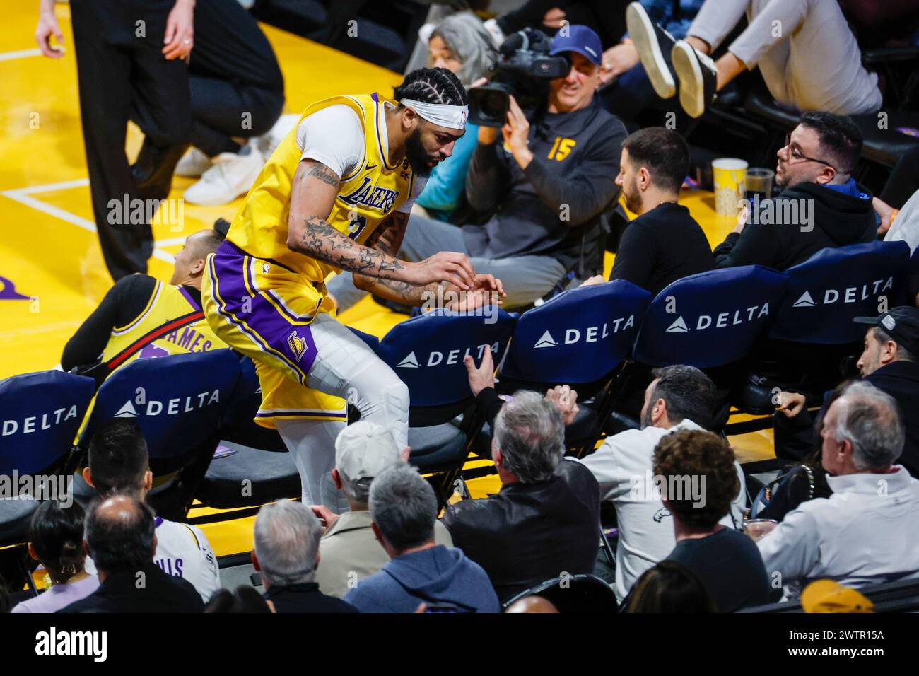 Front row seats basketball hi-res stock photography and images - Alamy