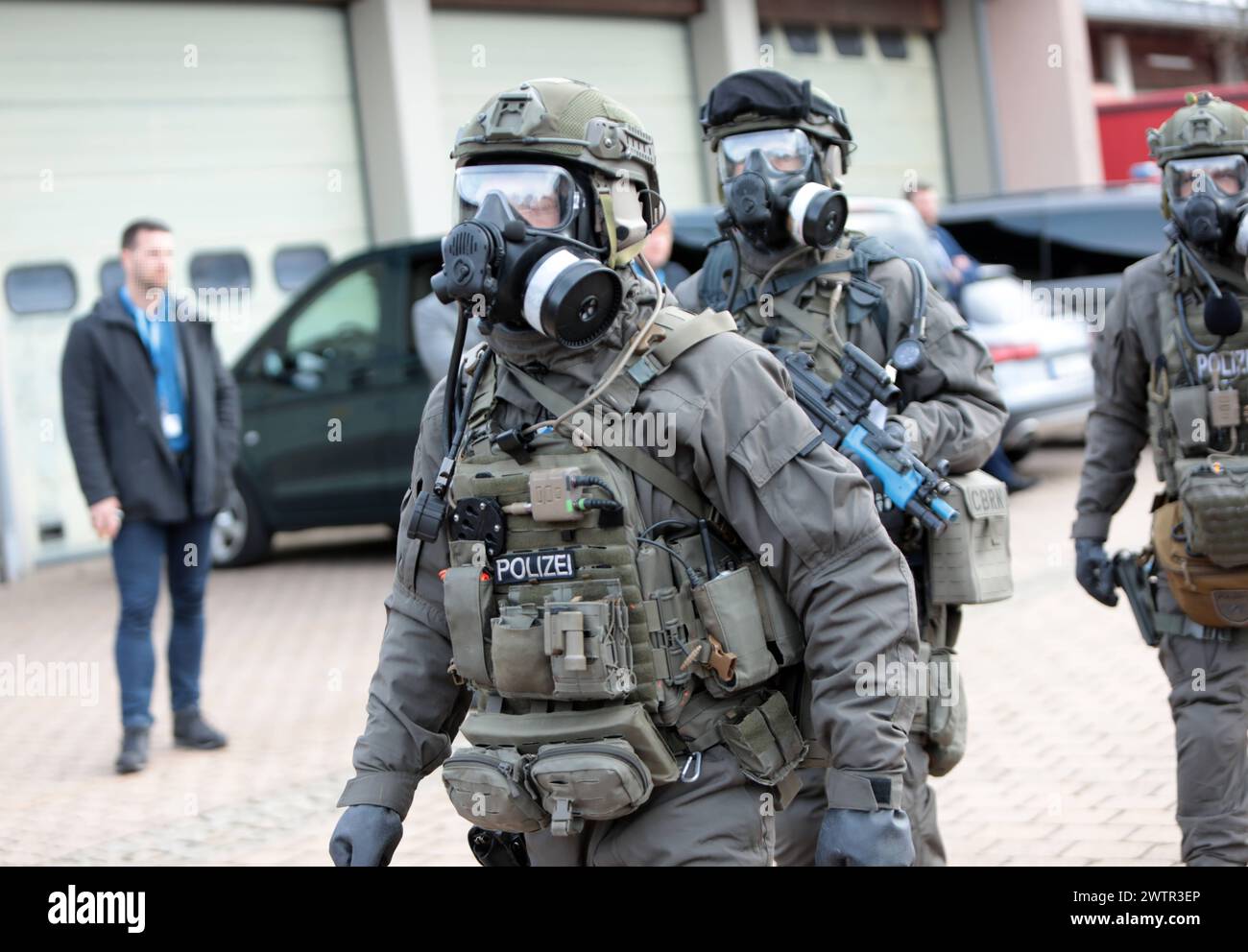 Angehörige des Spezialeinsatzkommandos der Polizei SEK begeben sich in Schutzanzügen zu einer eingerichteten Station zur Dekontaminierung von Personen, sog. CBRN-Dekontamination. Länderübergreifende Großübung der Spezialeinheiten Counter Terrorism Exercice CTE 2024. Sulzbach-Rosenberg Bayern Deutschland *** Members of the SEK police special operations unit in protective suits make their way to a station set up for decontaminating people, known as CBRN decontamination Major cross-border exercise of the Counter Terrorism Exercice CTE 2024 special units Sulzbach Rosenberg Bavaria Germany Stock Photo