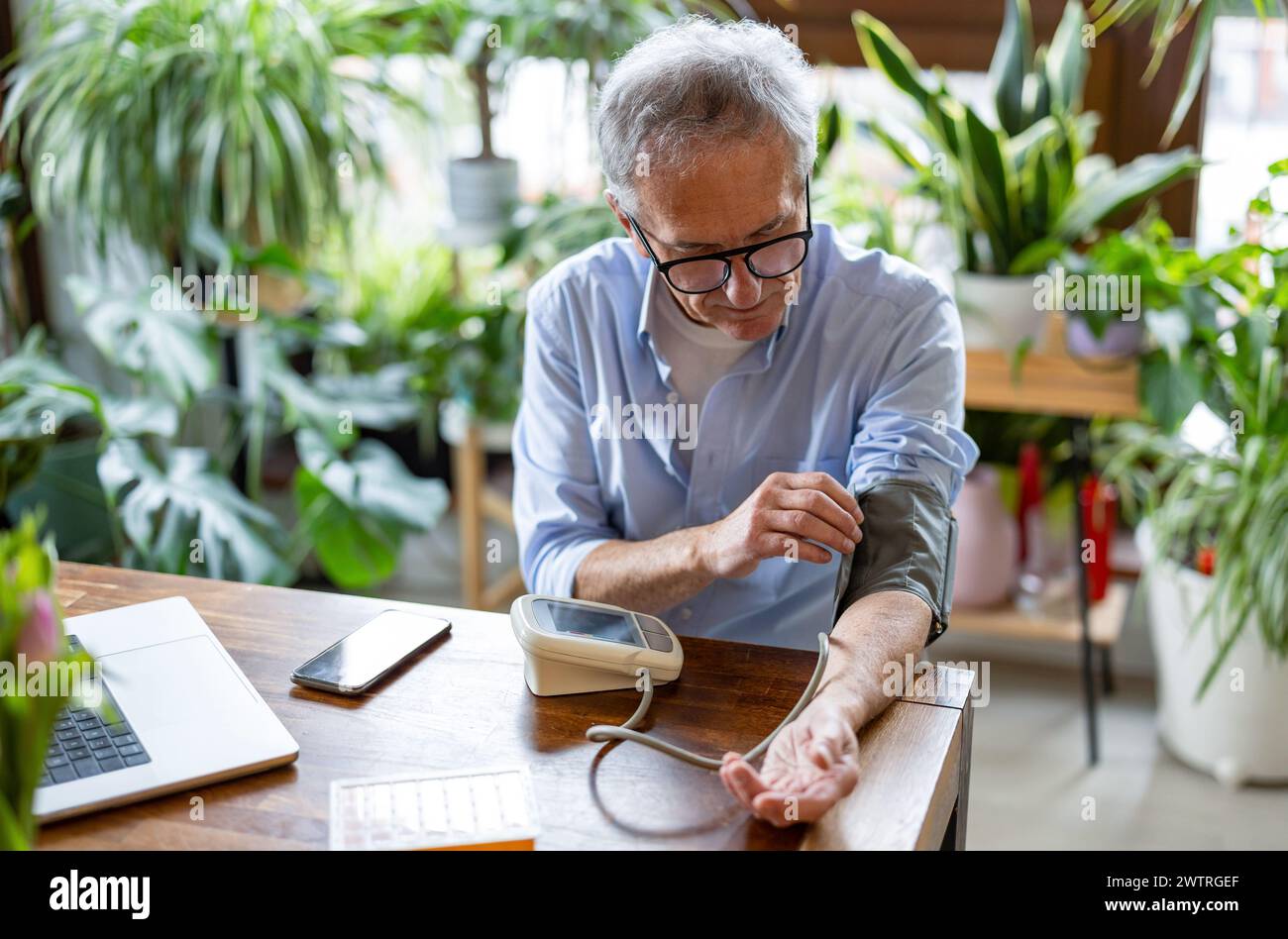 Man measuring blood pressure man hi-res stock photography and images ...