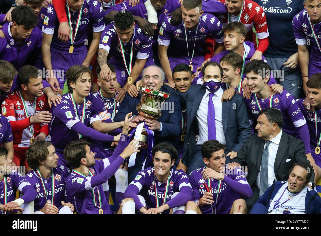 PHOTO REPERTORY - Parma, Italy, 28th April 2021. Rocco B Comisso Chairman of ACF Fiorentina, Joseph B Comisso and Joe Barone ACF Fiorentina Managing Director celebrate with the players and the trophy following the 2-1 victory in the Primavera Coppa Italia match at Stadio Ennio Tardini, Parma. Picture credit should read: Jonathan Moscrop/Sportimage via PA Images (Parma - 2021-04-28, Jonathan Moscrop/ipa-agency.net) ps the photo can be used respecting the context in which it was taken, and without intent defamatory of the decorum of the people represented Editorial Usage Only Stock Photo