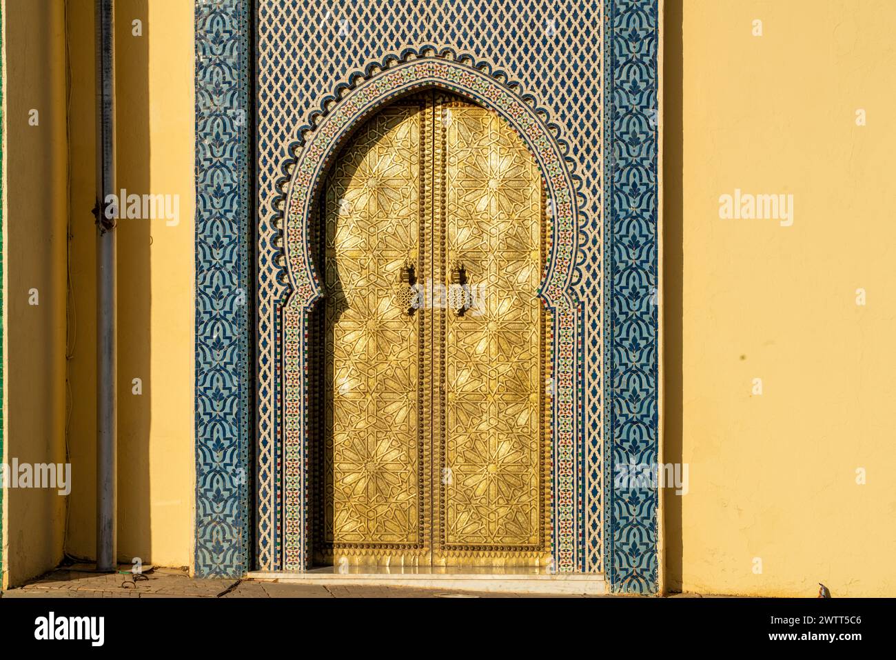 Gate At The Royal Palace In Fez Morocco Stock Photo Alamy gate-at-the-royal-palace-in-fez-morocco-stock-photo-alamy