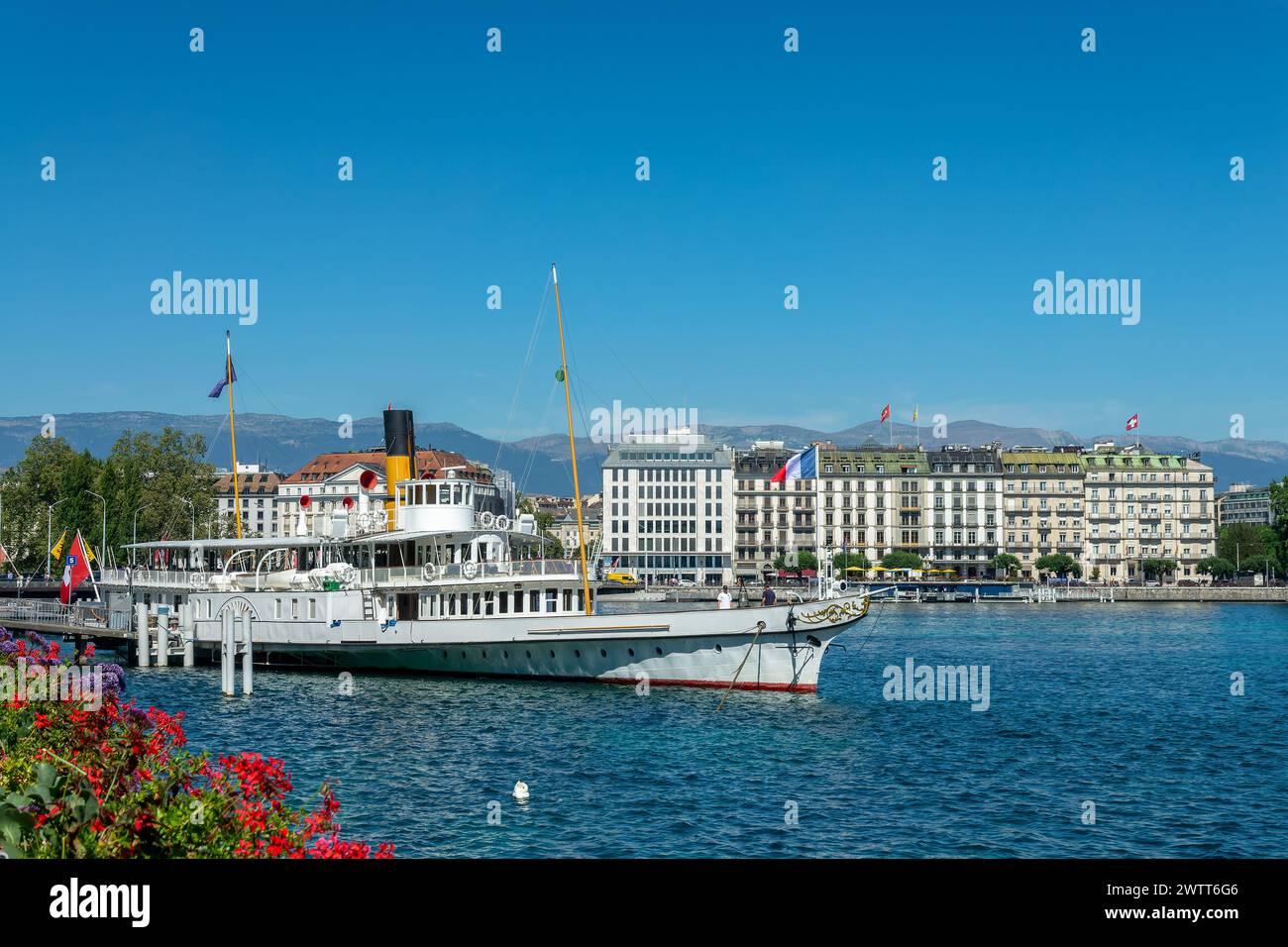 Vintage steam boat on Lac Léman (lake Geneva) in the city of Geneva, Switzerland Stock Photo