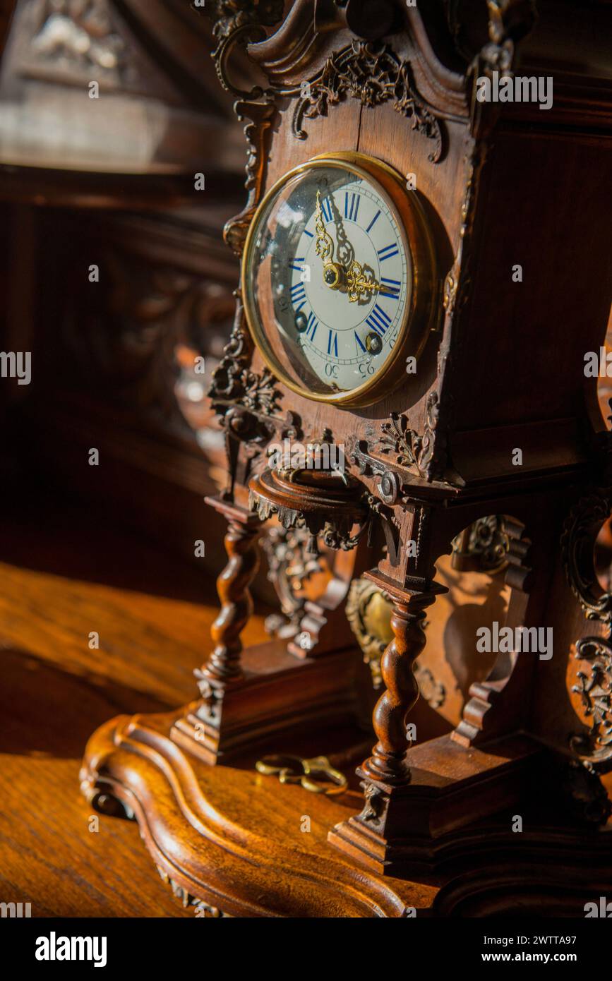 Pendulum clock hi-res stock photography and images - Alamy