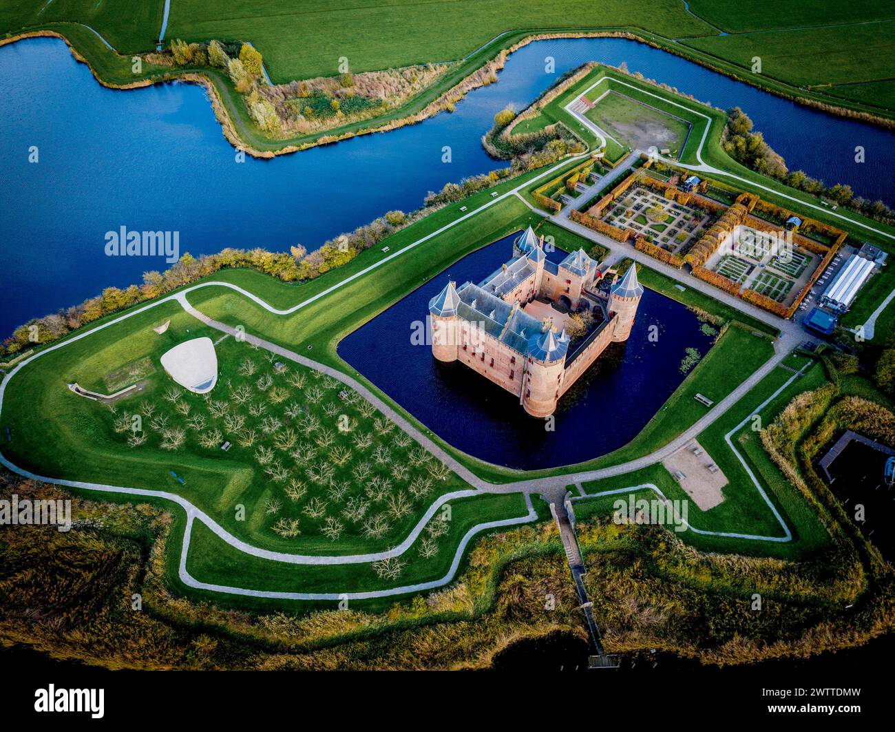 Aerial view of a castle surrounded by moats and gardens. Stock Photo