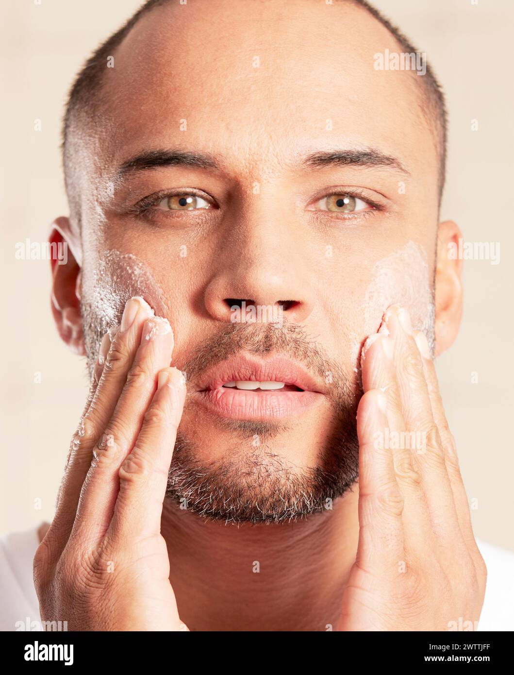 Man applying facial cream Stock Photo - Alamy