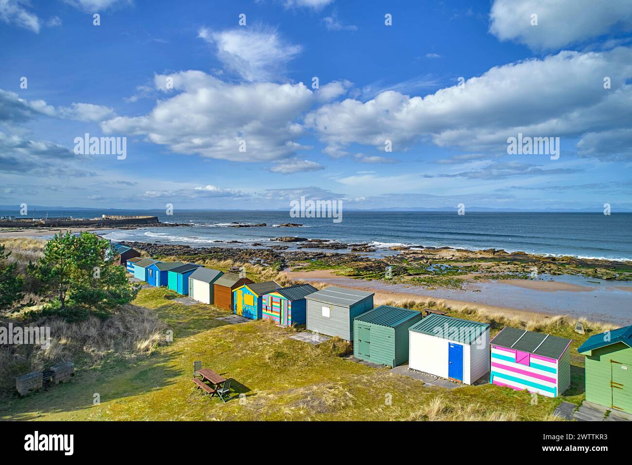 Hopeman Sand coloured wall with blue sky hi-res stock photography and images ...