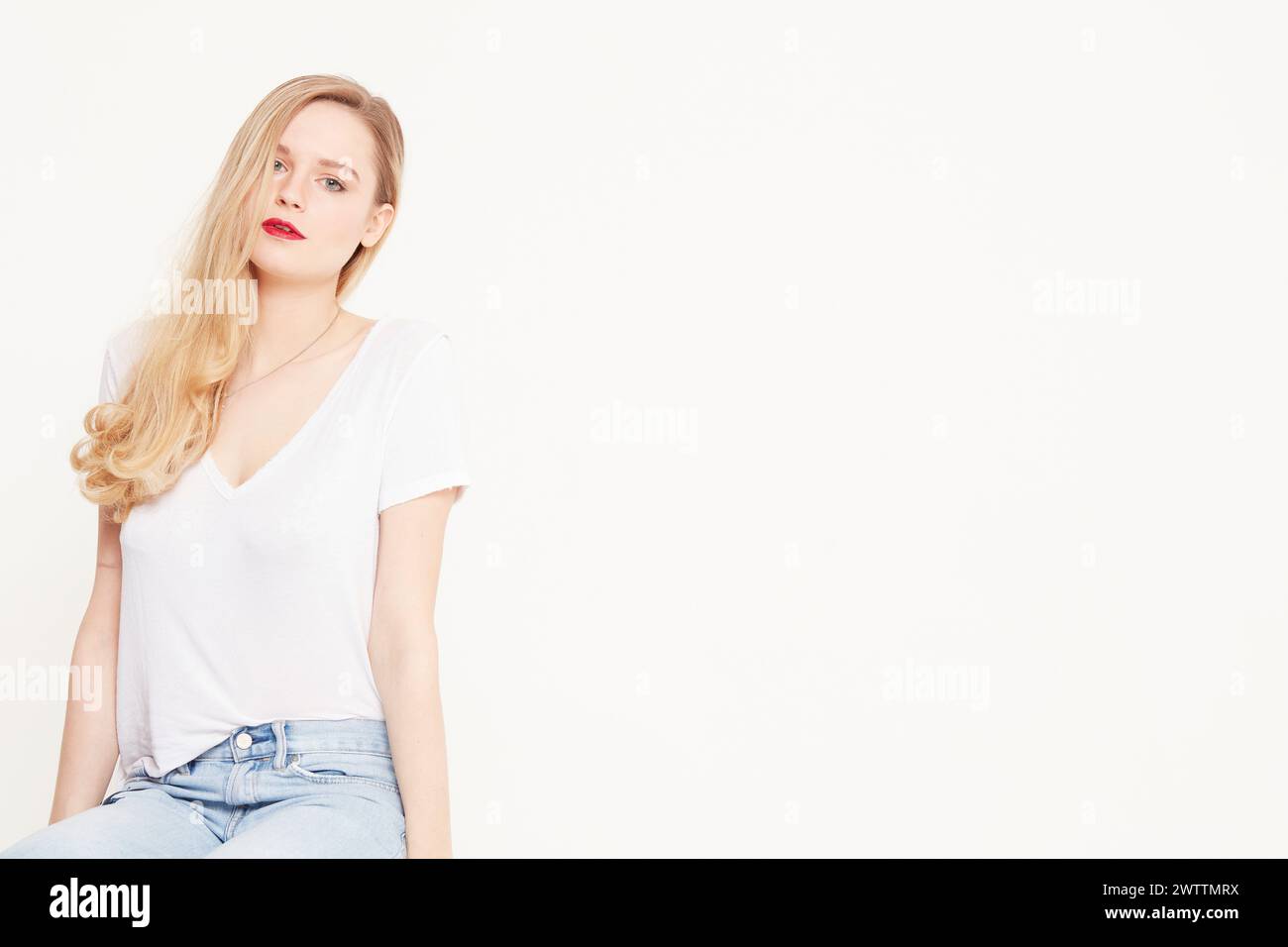 Photo woman posing in hi-res stock photography and images - Alamy