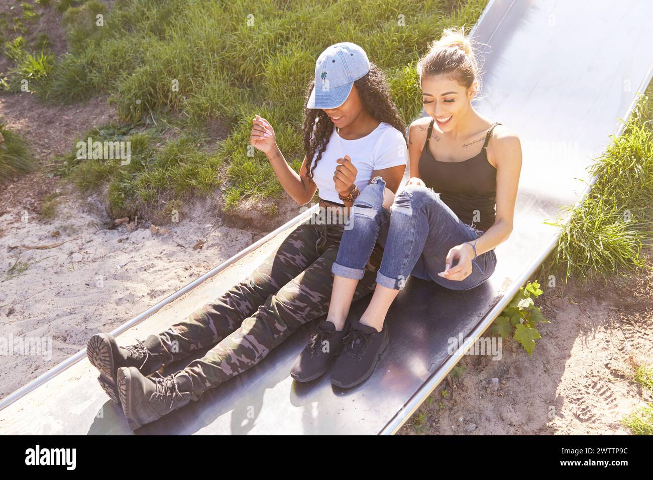 favdolls racje Kid sliding on slide hi-res stock photography and images - Alamy