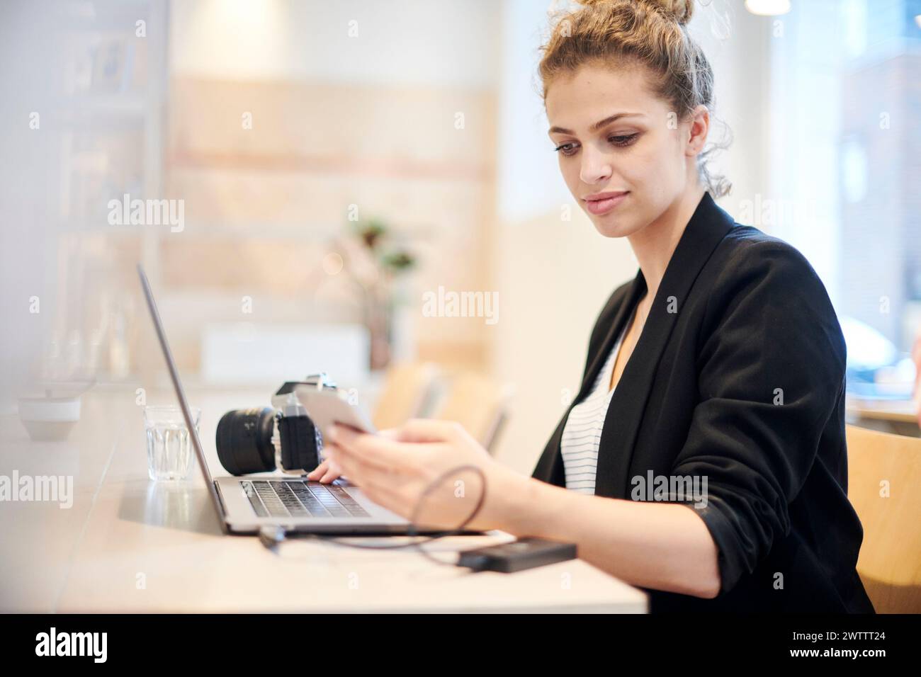 Modern woman using smartphone hi-res stock photography and images - Alamy