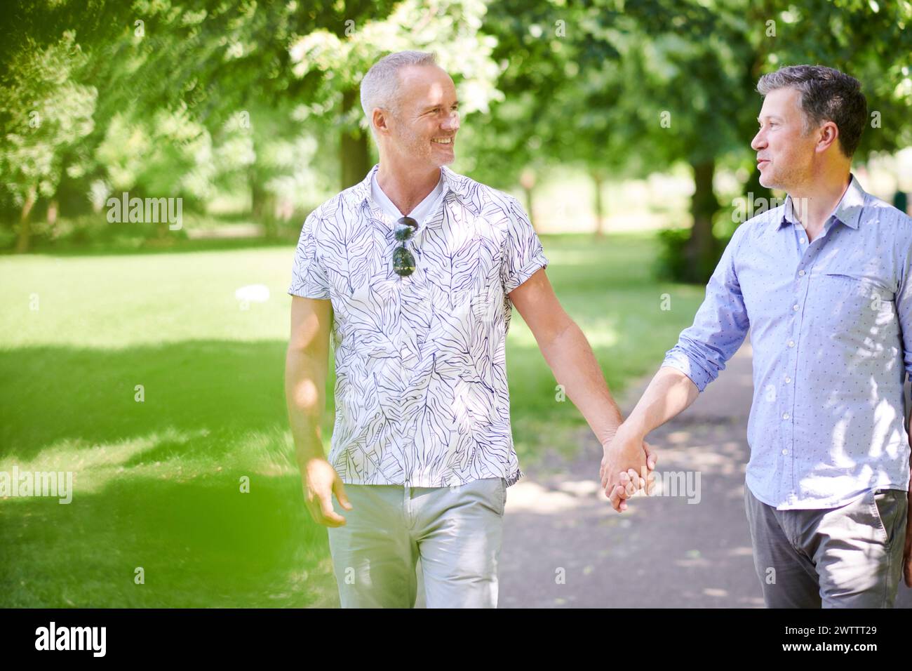 Men holding hands hi-res stock photography and images - Alamy