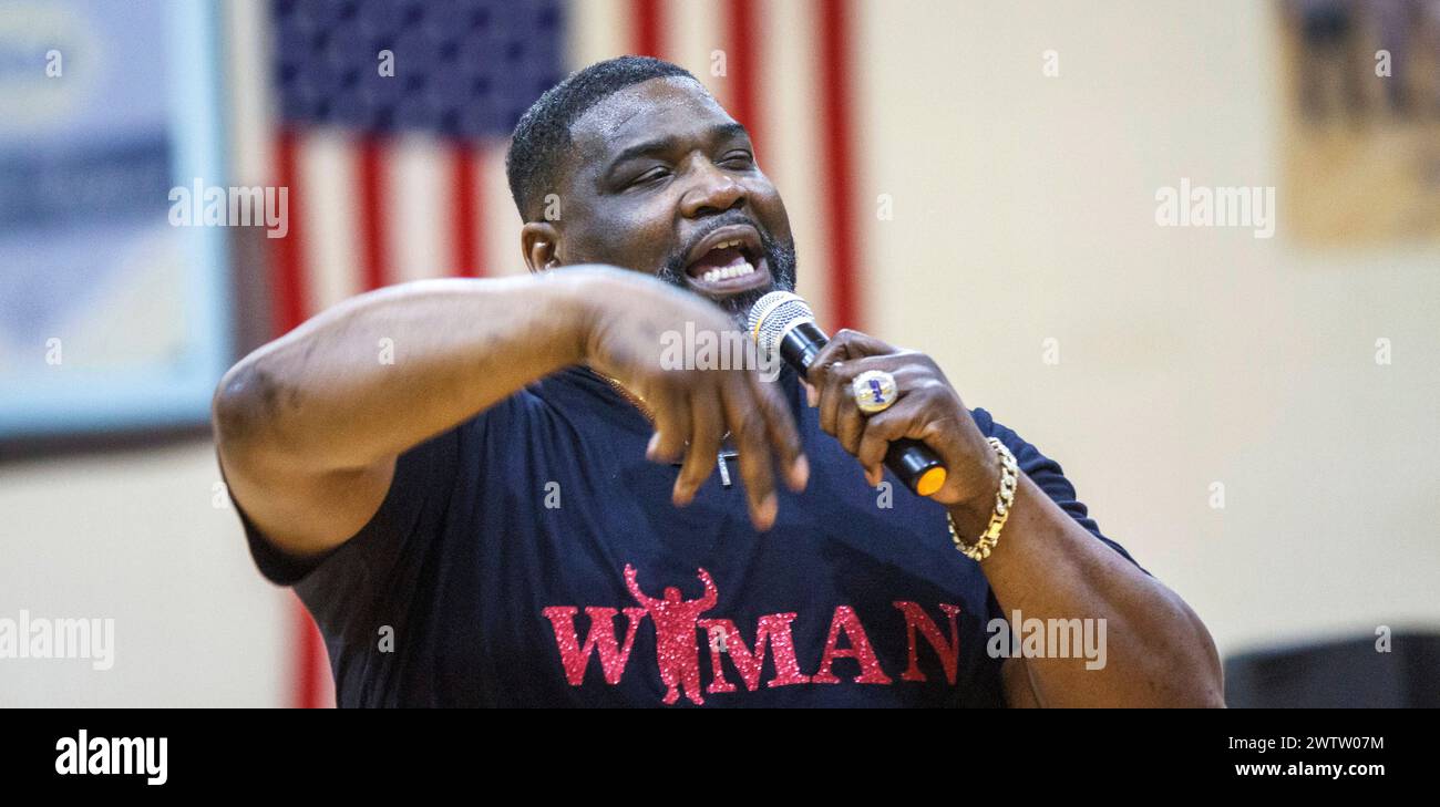 Former NFL player Devin Wyman speaks before Sheffield junior and high