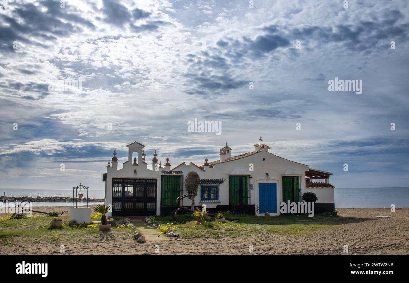 Edificio singular junto a la playa, con pozo, Marbella, España Stock Photo