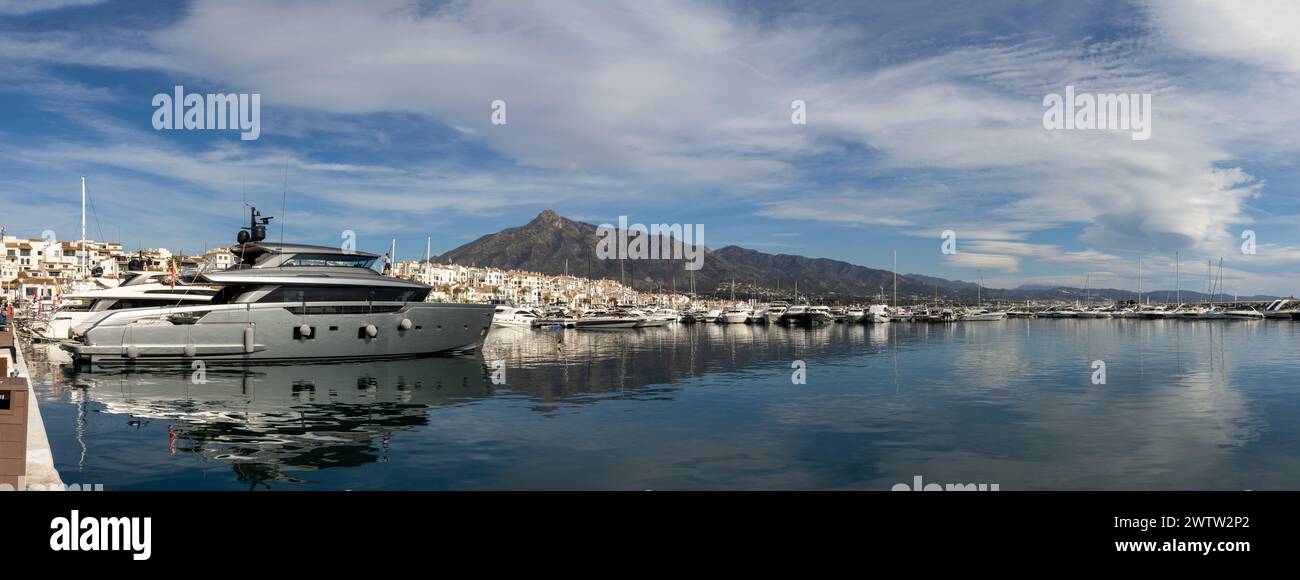 Puerto Banús, uno de los puertos de lujo más reconocidos del mundo, dentro del municipio de Marbella y  un destino muy popular en la Costa del Sol. Stock Photo
