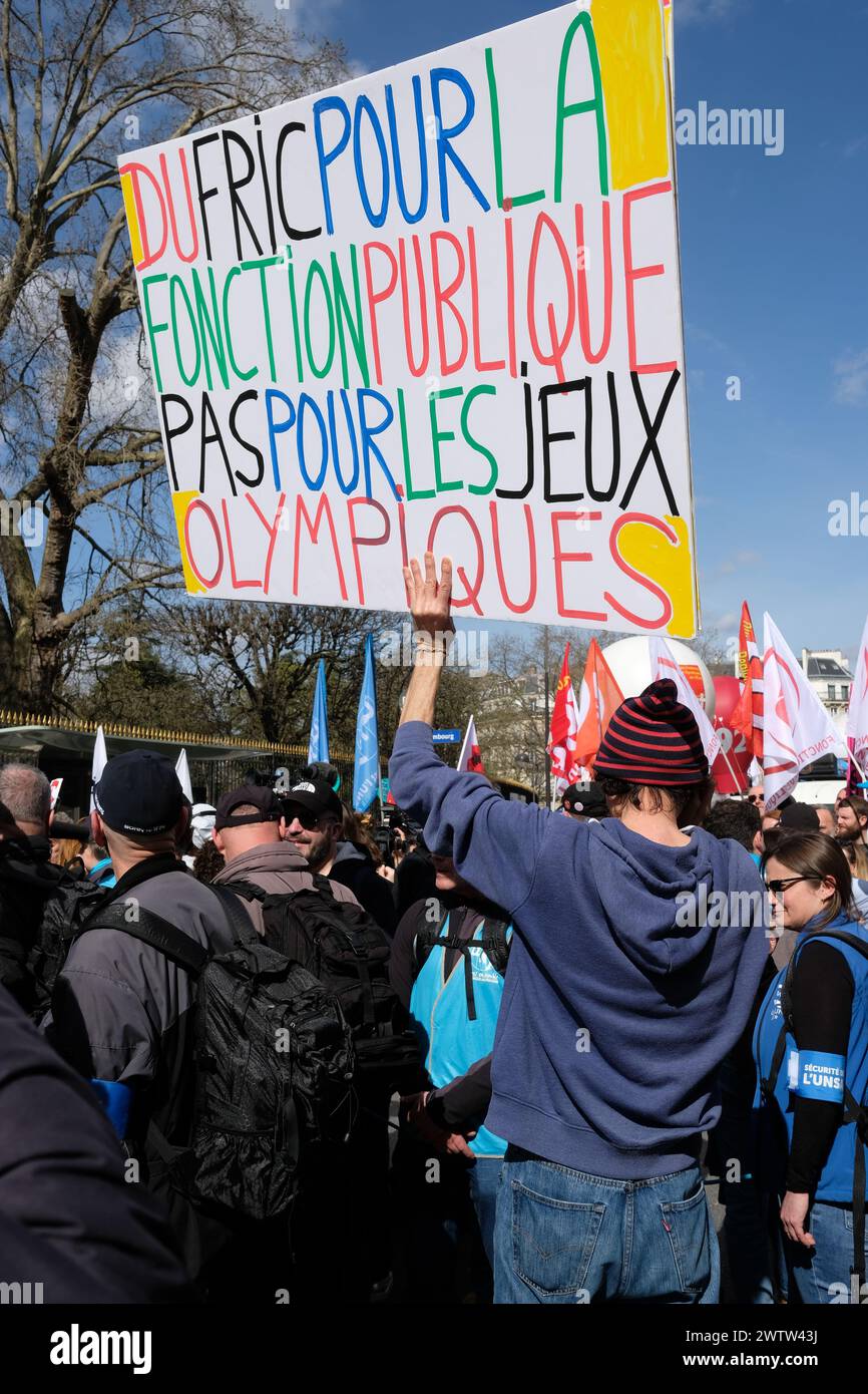 Plusieurs milliers de grévistes de la fonction publique ont défilé dans Paris pour demander des augmentations et plus de moyens pour les institutions Stock Photo