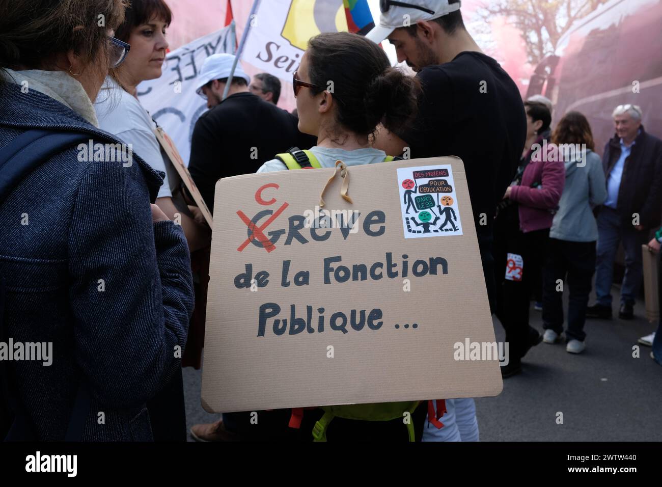 Plusieurs milliers de grèvistes de la fonction publique ont défilé dans Paris pour demander des augmentations et plus de moyens pour les institutions Stock Photo