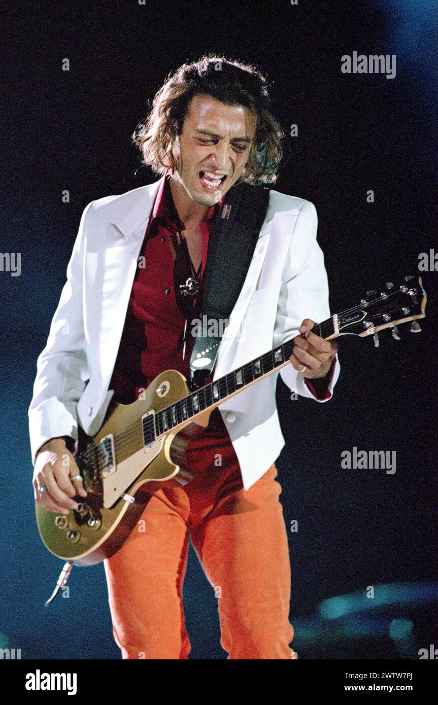 Verona Italy 10/09/1999 : Federico Poggipollini, Italian guitarist of the Ligabue band during the live concert at the Arena Stock Photo