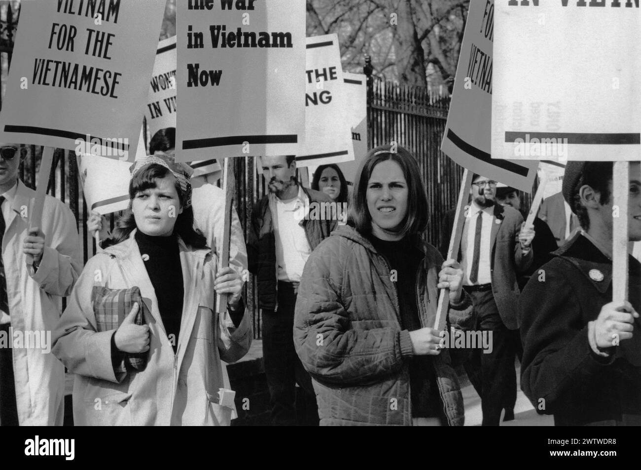 Men and women walking the streets of Washington DC, holding signs protesting the Vietnam War Stock Photo