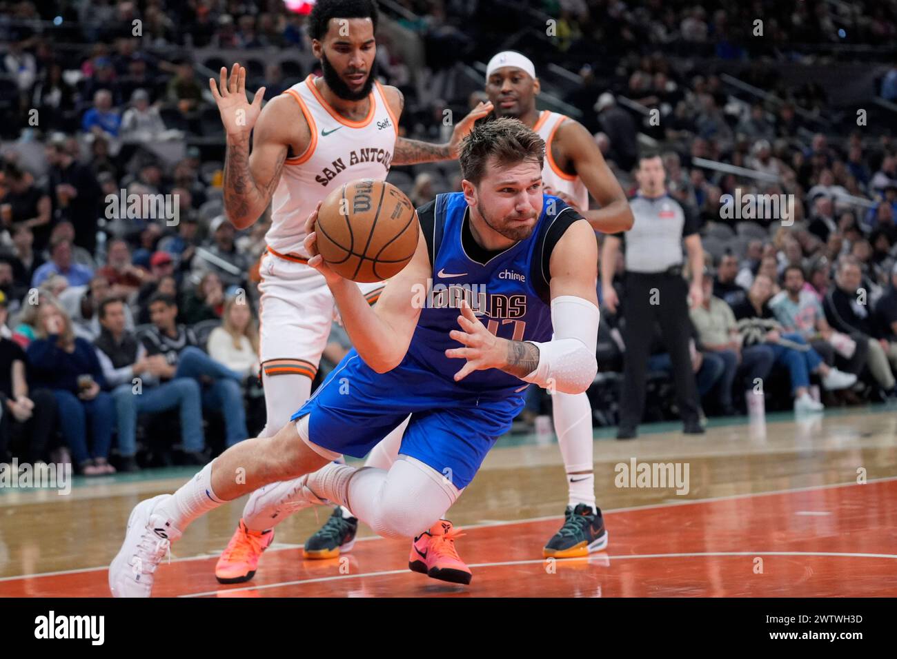 Dallas Mavericks guard Luka Doncic (77) tries to pass the ball as he is ...