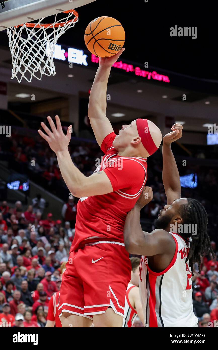 Columbus, Ohio, USA. 19th Mar, 2024. Cornell Big Red guard Isaiah Gray (13) lays up a shot in front of Ohio State Buckeyes guard Bruce Thornton (2) during the game between the Cornell Big Red and the Ohio State Buckeyes at Value City Arena, Columbus, Ohio. (Credit Image: © Scott Stuart/ZUMA Press Wire) EDITORIAL USAGE ONLY! Not for Commercial USAGE! Stock Photo