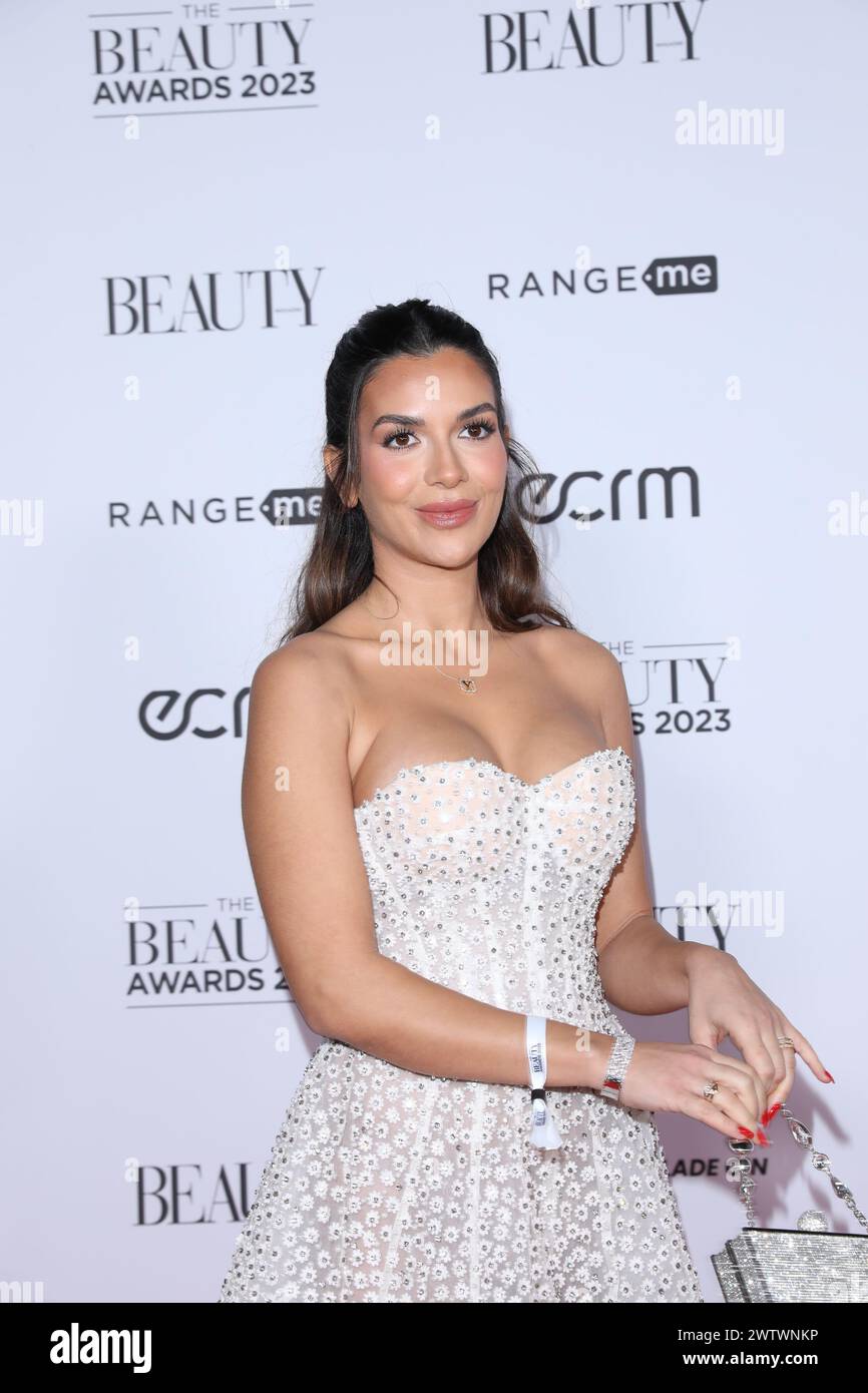 ekin-su-c-lc-loglu-attends-the-beauty-awards-at-the-honourable