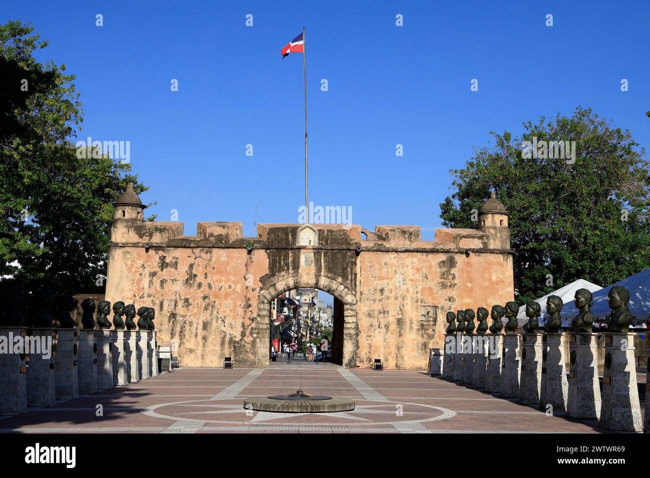 La Puerta del Conde, the historic fortified city gate of old town of Santo Domingo with Parque Independencia in foreground.Santo Domingo.Dominican Republic Stock Photo