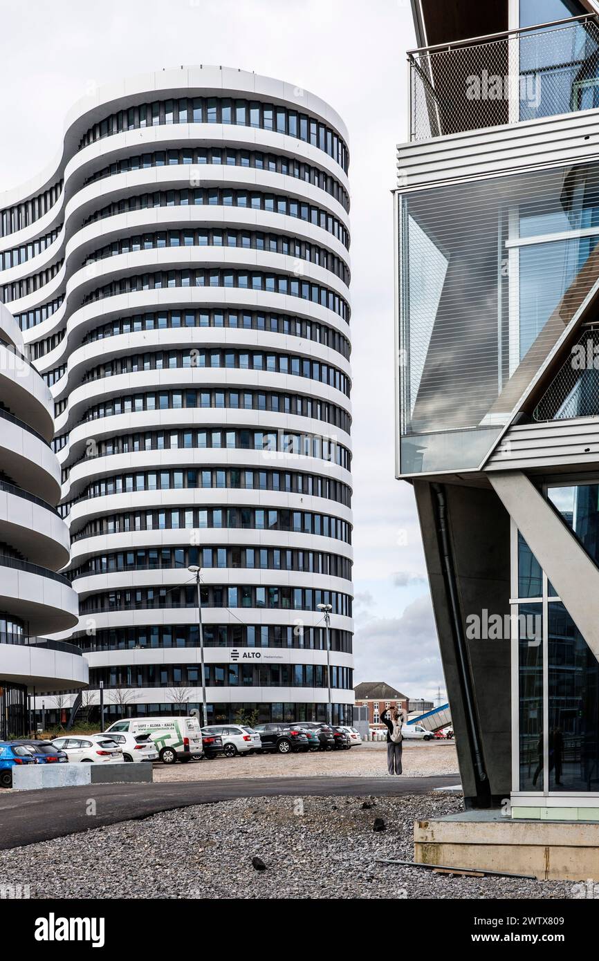 the 16-storey tower 'Alto' of the Office Campus 'myHive' at the Medienhafen (media harbor) Duesseldorf, Germany. der 16 geschossige Turm 'Alto' des Of Stock Photo
