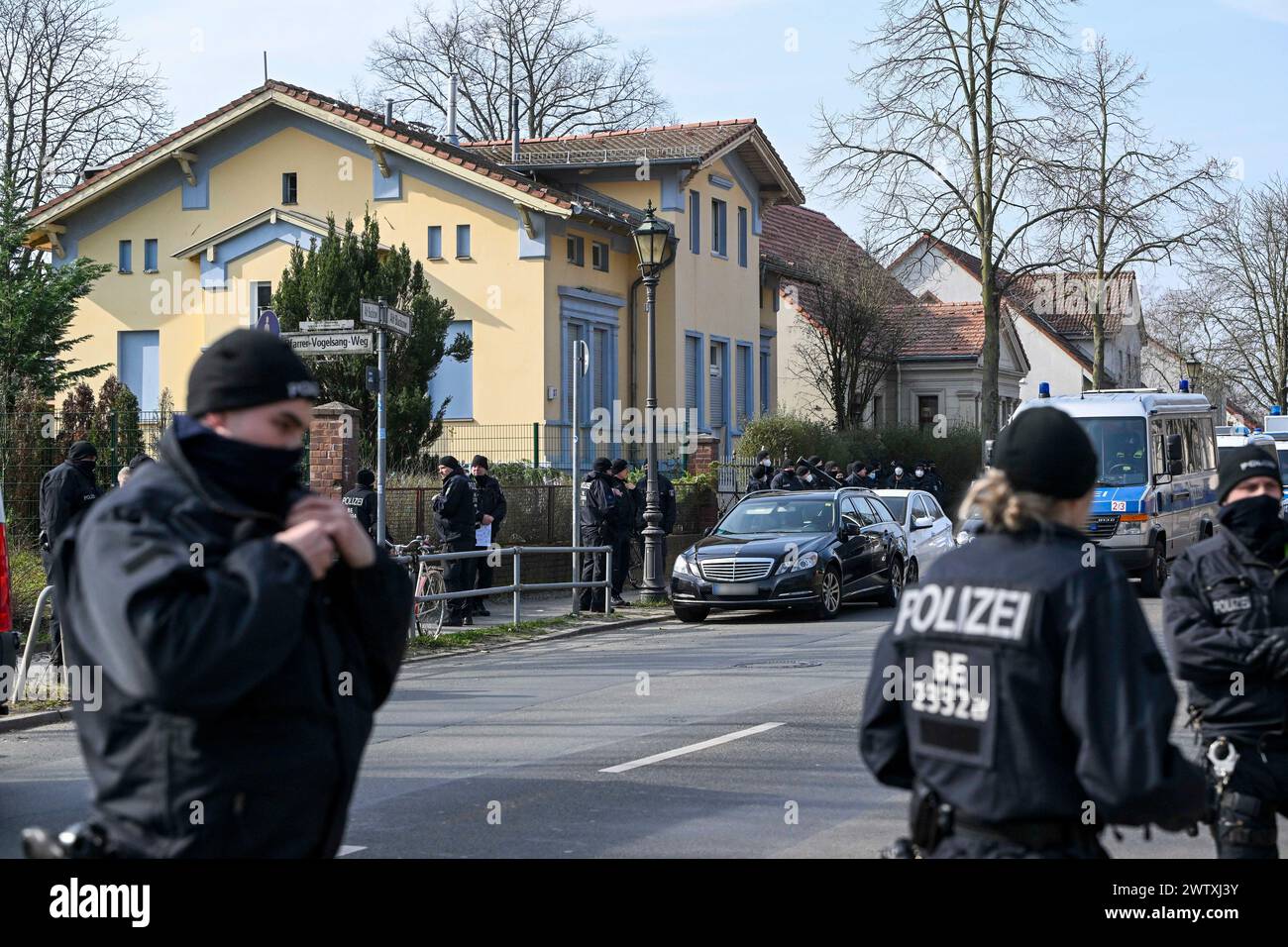 Berlin, Germany. 20th Mar, 2024. Police officers are deployed in front of a villa belonging to a clan in the Berlin district of Buckow in the Neukölln borough. In January, the Berlin district court ruled that a well-known clan of Arab origin must vacate the house. The family tried to prevent the eviction with a so-called eviction protection application. The Neukölln district court rejected the application. Credit: Jens Kalaene/dpa/Alamy Live News Stock Photo