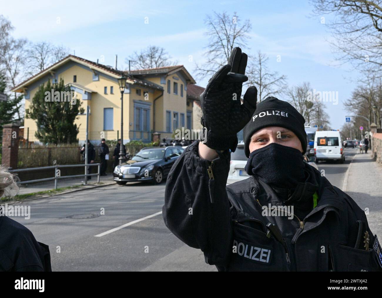 Berlin, Germany. 20th Mar, 2024. Police officers are deployed in front of a villa belonging to a clan in the Berlin district of Buckow in the Neukölln borough. In January, the Berlin district court ruled that a well-known clan of Arab origin must vacate the house. The family tried to prevent the eviction with a so-called eviction protection application. The Neukölln district court rejected the application. Credit: Jens Kalaene/dpa/Alamy Live News Stock Photo